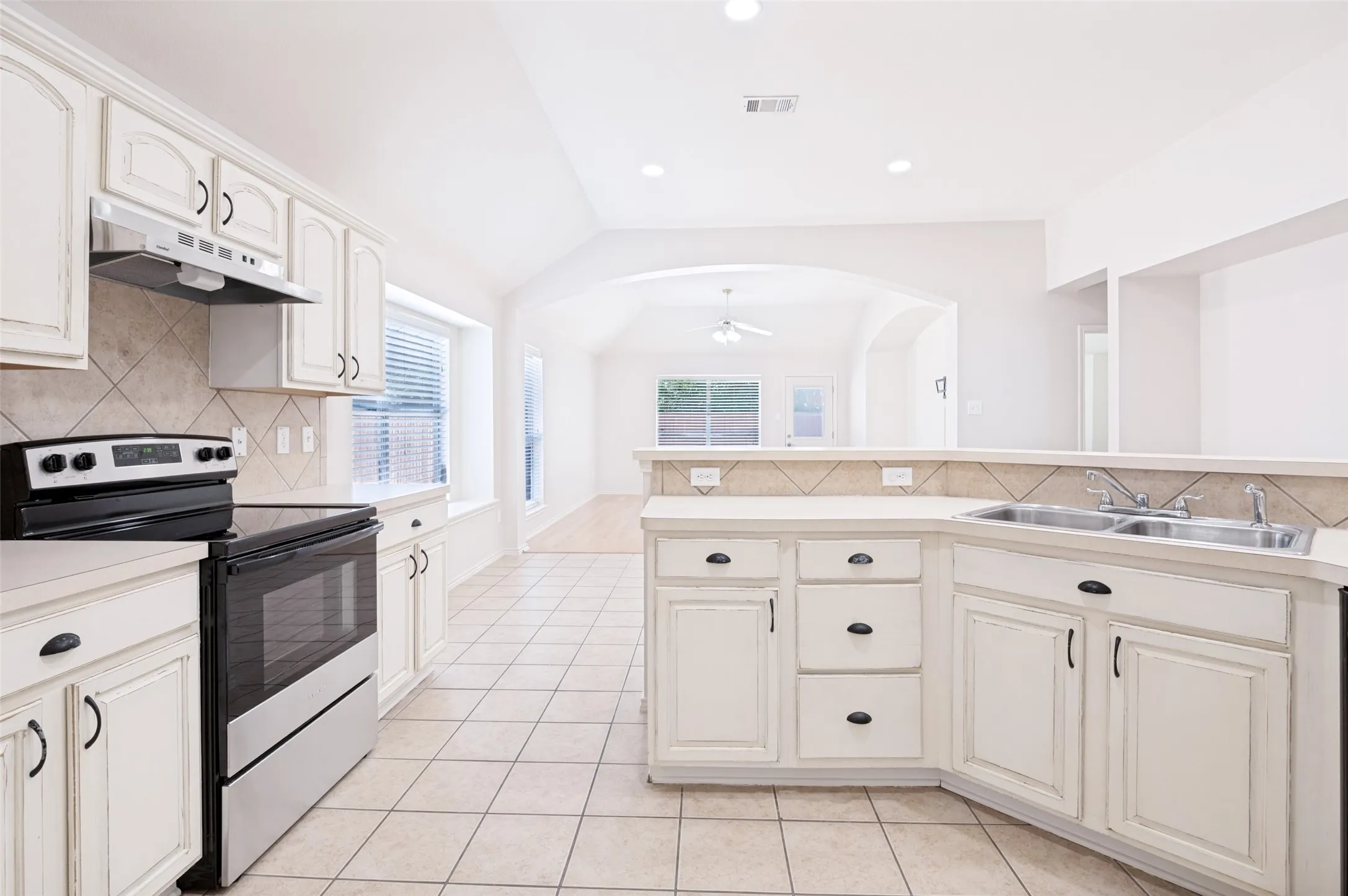 Single Family Residence For Rent in Tarrant County , 2755 Honey Suckle Drive, Grand Prairie, Texas 75052, 3 Bedroom, 2 Bathroom, 2 Garage spaces, 1,880 Sqft, built in 2004, mls#21382163, Real Estate Agent in Grand Prairie, Homes For Rent in Tarrant county, Homes For Rent in Grand Prairie, Realtor in Grand Prairie Texas, Real Estate Brokerage Independent Realty Texas, Luminita Cordes Realtor