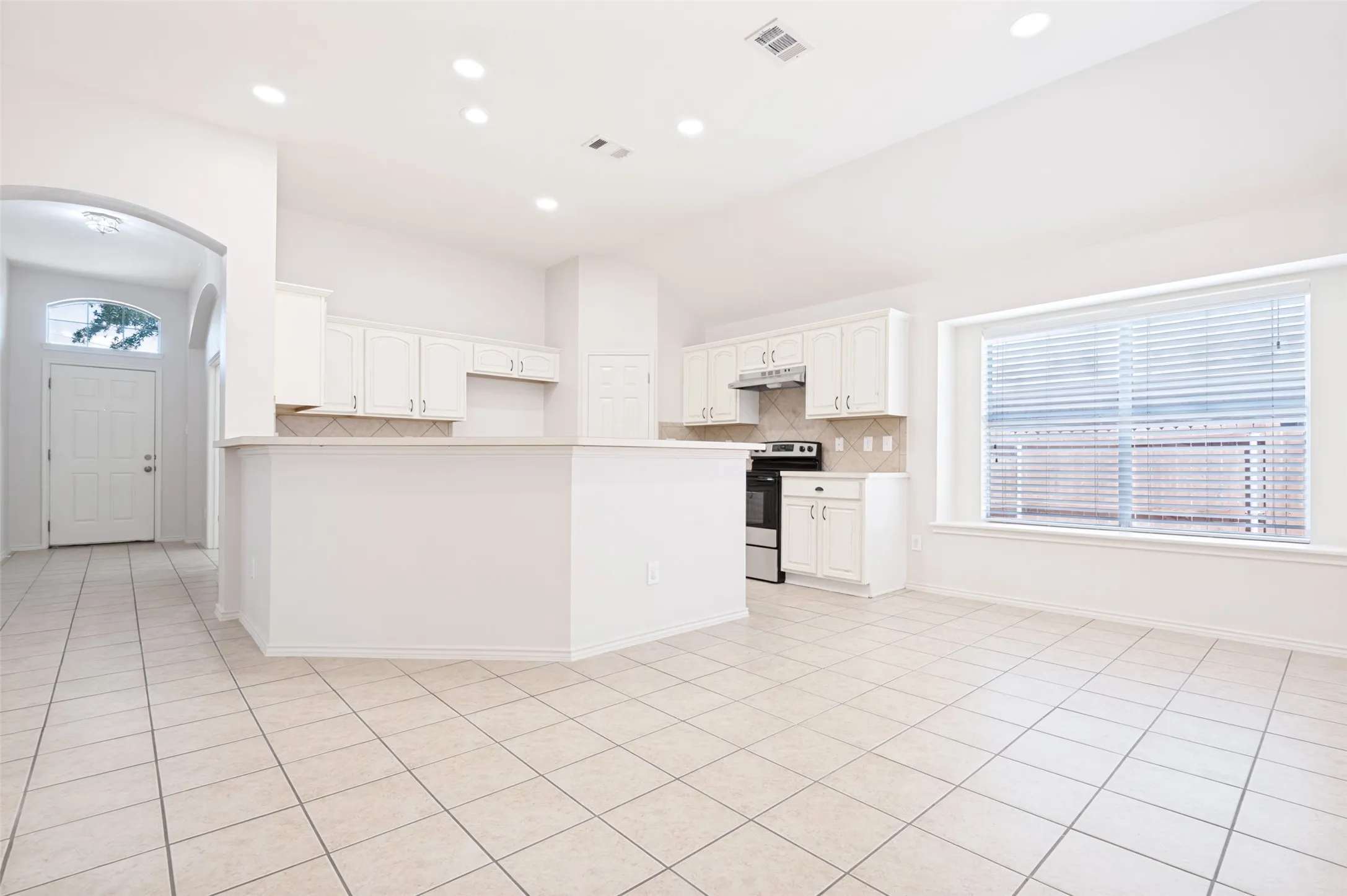 Single Family Residence For Rent in Tarrant County , 2755 Honey Suckle Drive, Grand Prairie, Texas 75052, 3 Bedroom, 2 Bathroom, 2 Garage spaces, 1,880 Sqft, built in 2004, mls#21382163, Real Estate Agent in Grand Prairie, Homes For Rent in Tarrant county, Homes For Rent in Grand Prairie, Realtor in Grand Prairie Texas, Real Estate Brokerage Independent Realty Texas, Luminita Cordes Realtor
