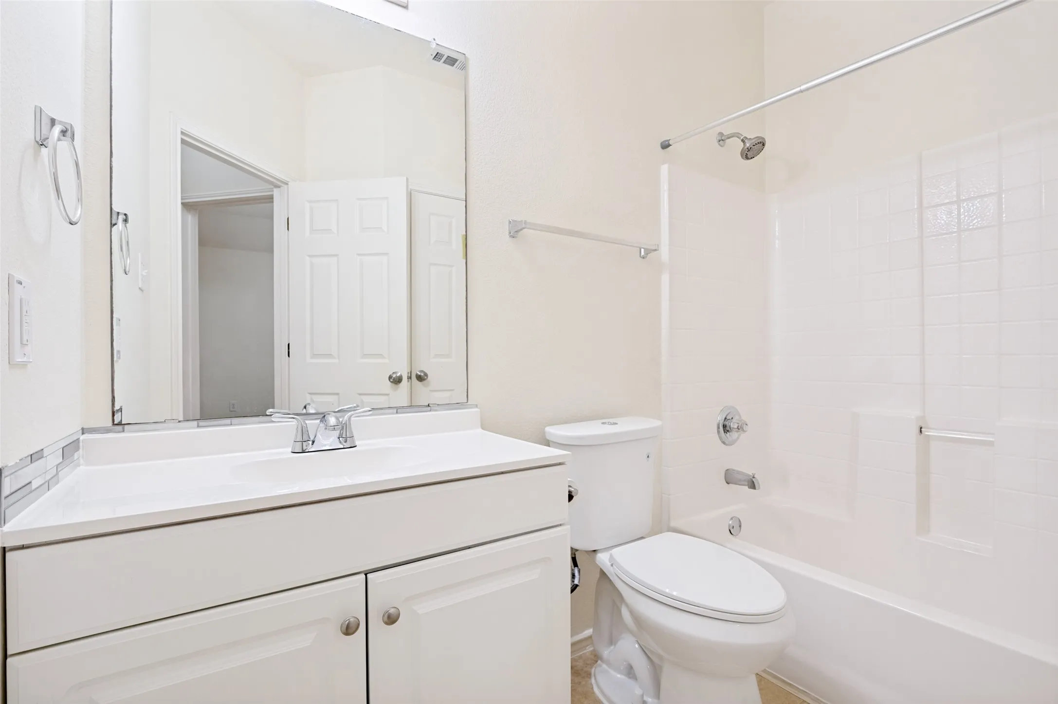 Single Family Residence For Rent in Tarrant County , 2755 Honey Suckle Drive, Grand Prairie, Texas 75052, 3 Bedroom, 2 Bathroom, 2 Garage spaces, 1,880 Sqft, built in 2004, mls#21382163, Real Estate Agent in Grand Prairie, Homes For Rent in Tarrant county, Homes For Rent in Grand Prairie, Realtor in Grand Prairie Texas, Real Estate Brokerage Independent Realty Texas, Luminita Cordes Realtor