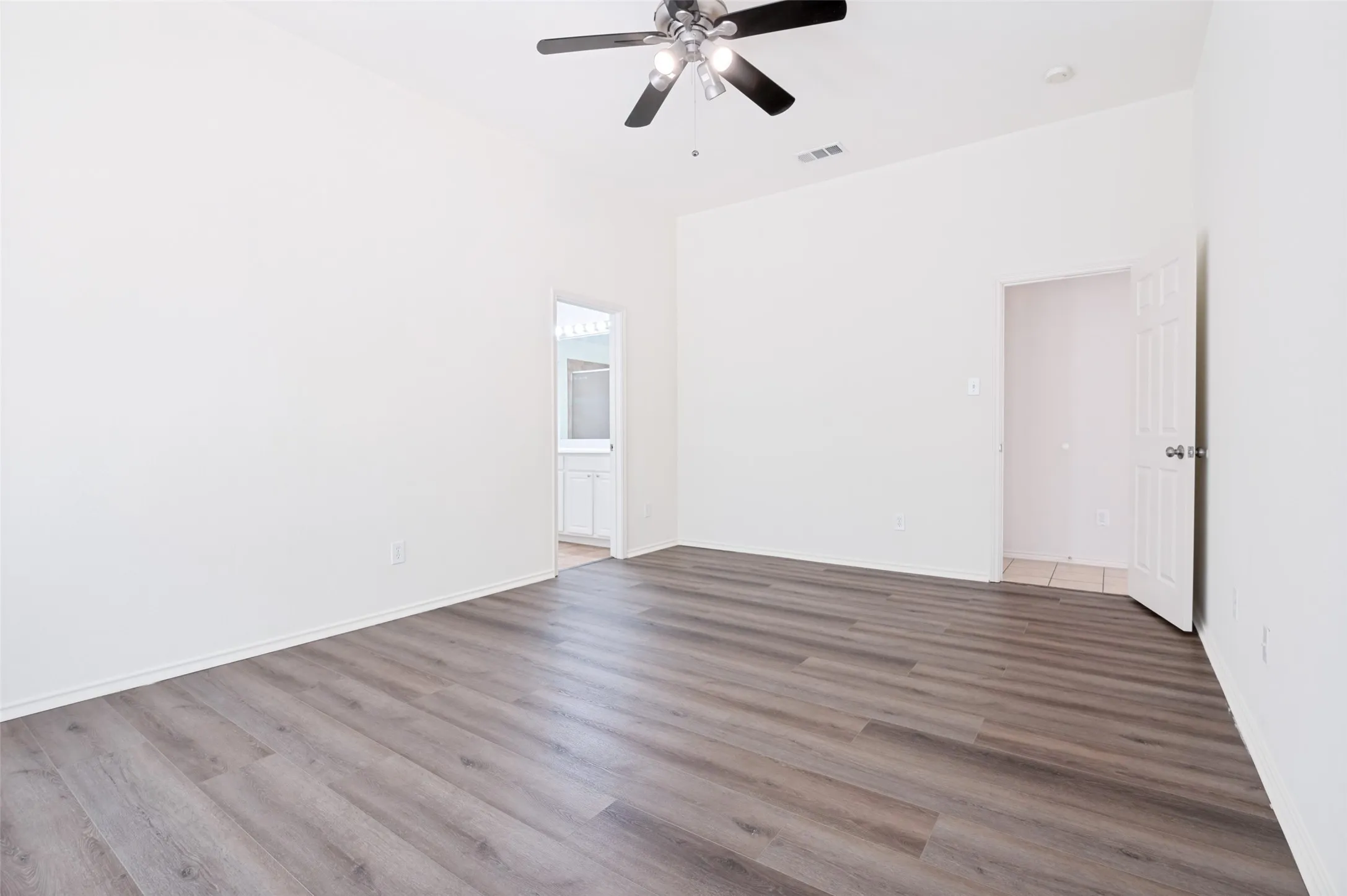 Single Family Residence For Rent in Tarrant County , 2755 Honey Suckle Drive, Grand Prairie, Texas 75052, 3 Bedroom, 2 Bathroom, 2 Garage spaces, 1,880 Sqft, built in 2004, mls#21382163, Real Estate Agent in Grand Prairie, Homes For Rent in Tarrant county, Homes For Rent in Grand Prairie, Realtor in Grand Prairie Texas, Real Estate Brokerage Independent Realty Texas, Luminita Cordes Realtor