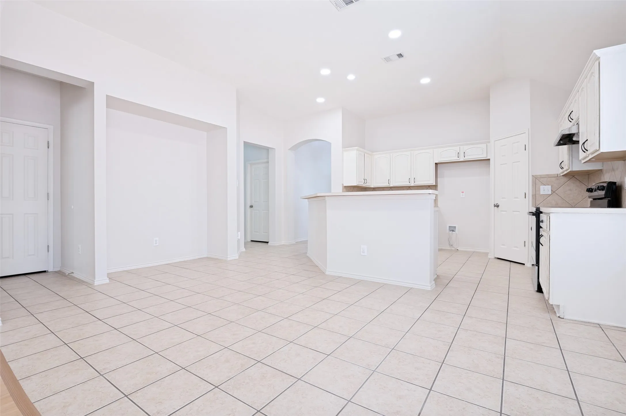 Single Family Residence For Rent in Tarrant County , 2755 Honey Suckle Drive, Grand Prairie, Texas 75052, 3 Bedroom, 2 Bathroom, 2 Garage spaces, 1,880 Sqft, built in 2004, mls#21382163, Real Estate Agent in Grand Prairie, Homes For Rent in Tarrant county, Homes For Rent in Grand Prairie, Realtor in Grand Prairie Texas, Real Estate Brokerage Independent Realty Texas, Luminita Cordes Realtor