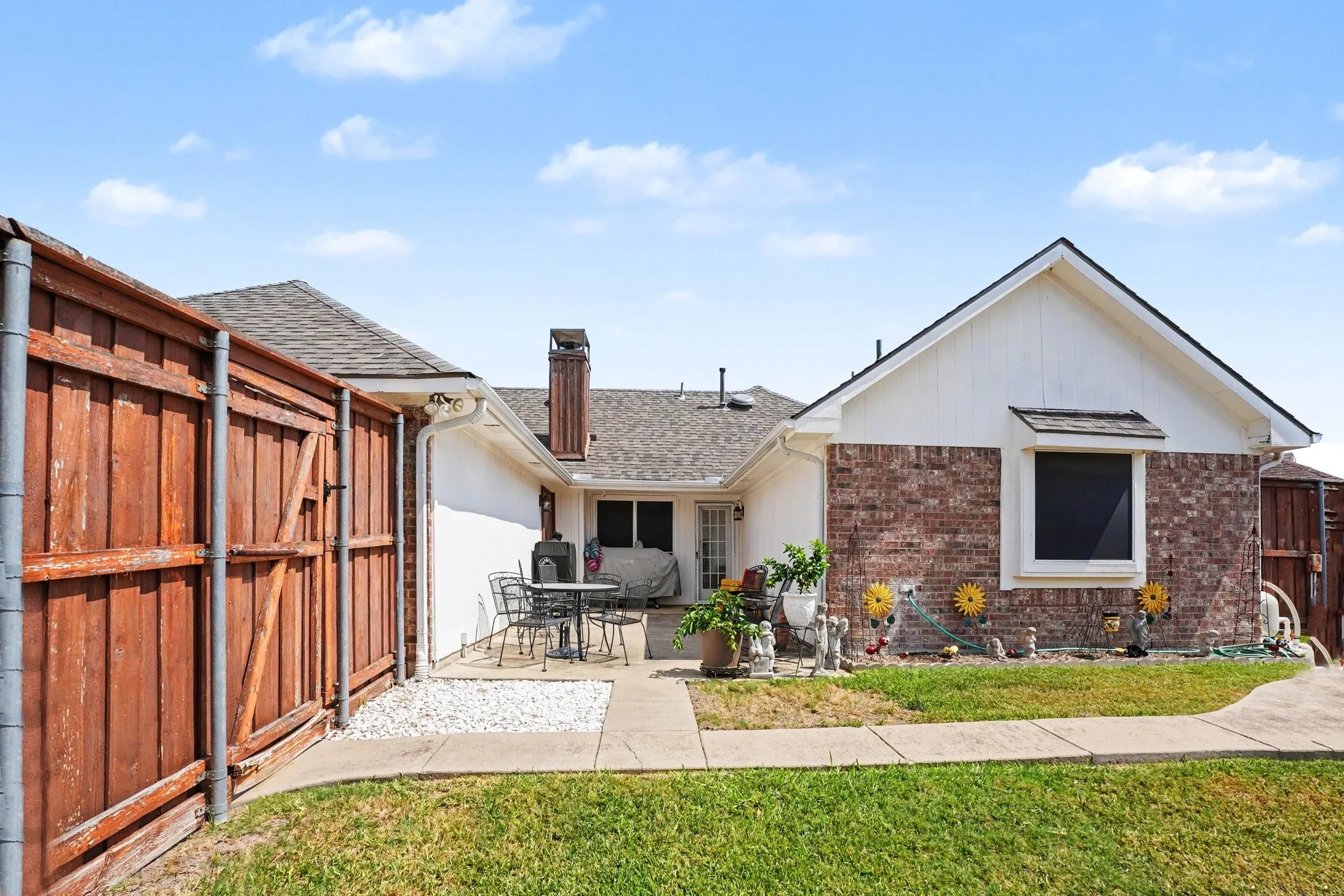 Single Family Residence For Sale in Dallas County , 3120 Greenfield Court, Mesquite, Texas 75181, 3 Bedroom, 2 Bathroom, 2 Garage spaces, 1,597 Sqft, built in 1993, mls#21375216, Real Estate Agent in Mesquite, Homes For Sale in Dallas county, Homes For Sale in Mesquite, Realtor in Mesquite Texas, Real Estate Brokerage Independent Realty Texas, Luminita Cordes Realtor
