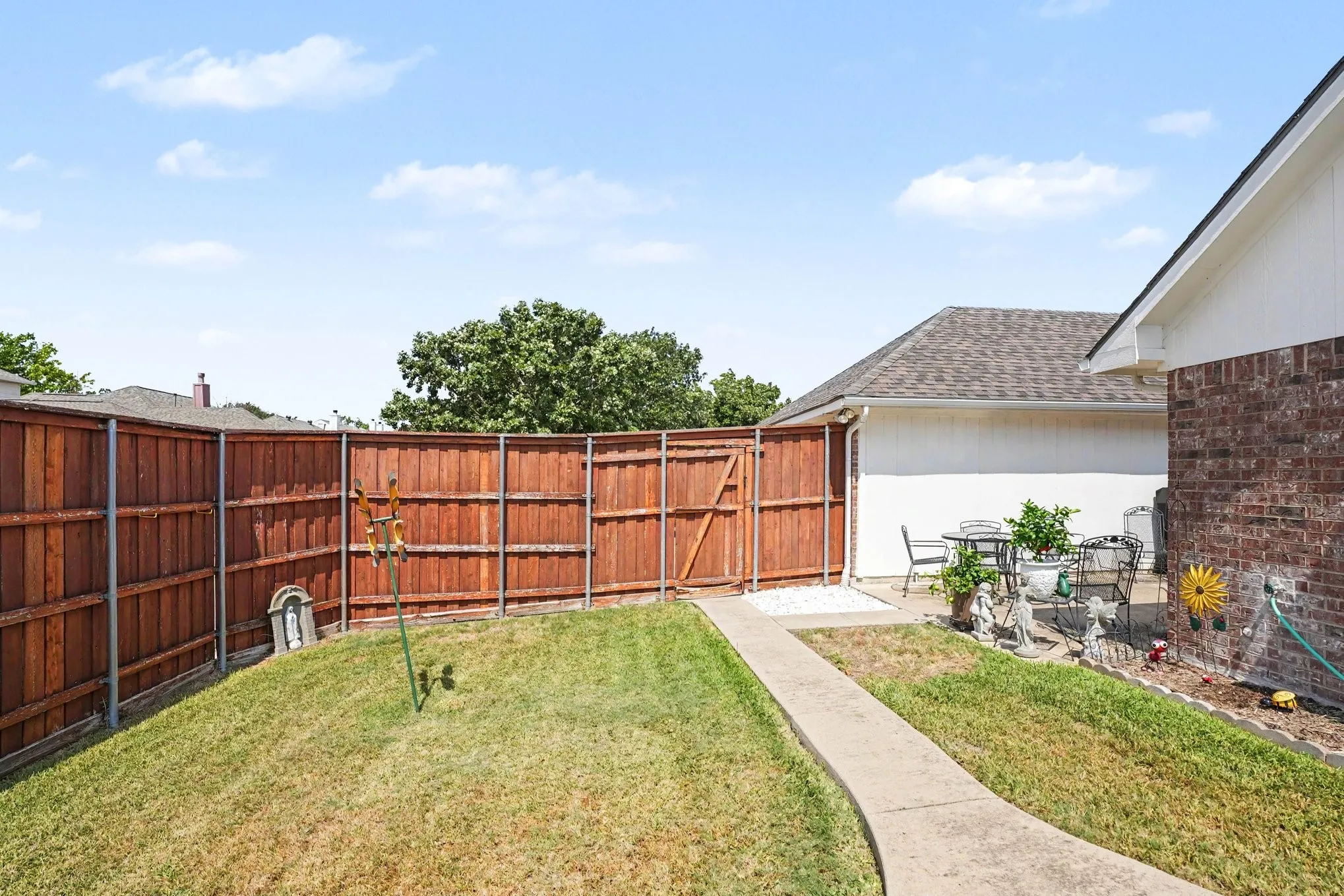 Single Family Residence For Sale in Dallas County , 3120 Greenfield Court, Mesquite, Texas 75181, 3 Bedroom, 2 Bathroom, 2 Garage spaces, 1,597 Sqft, built in 1993, mls#21375216, Real Estate Agent in Mesquite, Homes For Sale in Dallas county, Homes For Sale in Mesquite, Realtor in Mesquite Texas, Real Estate Brokerage Independent Realty Texas, Luminita Cordes Realtor