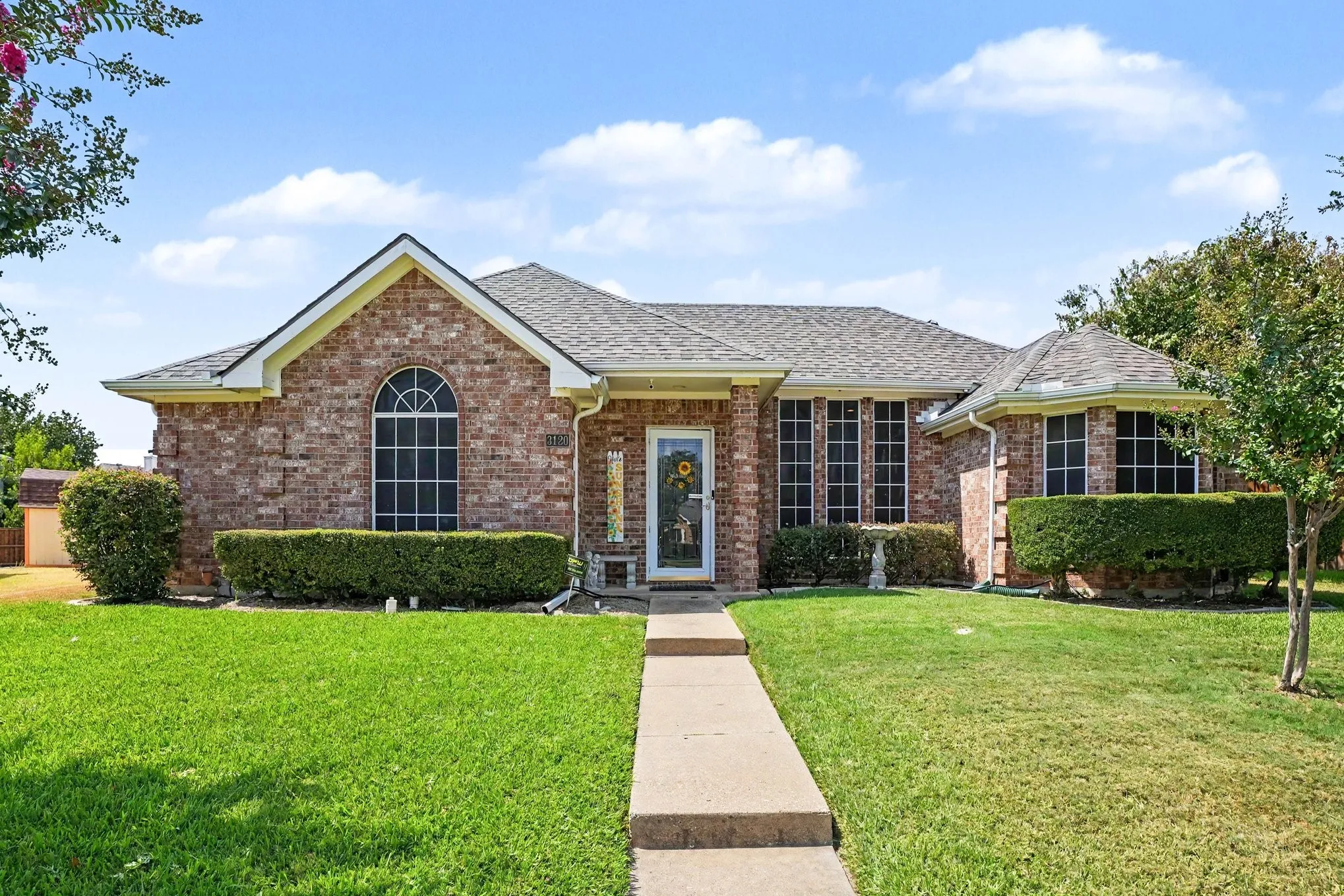 Single Family Residence For Sale in Dallas County , 3120 Greenfield Court, Mesquite, Texas 75181, 3 Bedroom, 2 Bathroom, 2 Garage spaces, 1,597 Sqft, built in 1993, mls#21375216, Real Estate Agent in Mesquite, Homes For Sale in Dallas county, Homes For Sale in Mesquite, Realtor in Mesquite Texas, Real Estate Brokerage Independent Realty Texas, Luminita Cordes Realtor