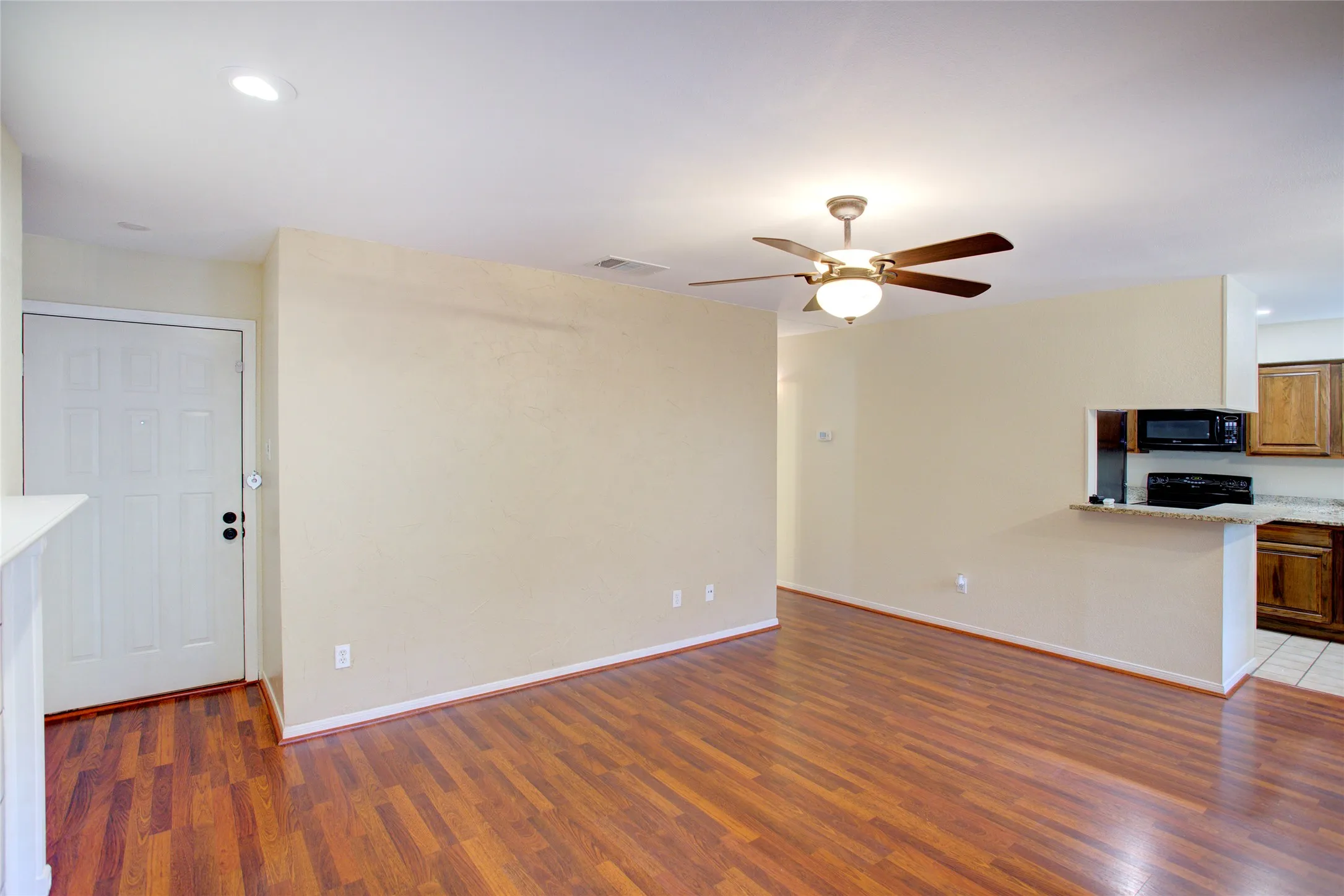 Condominium For Rent in Tarrant County , 1304 Harwell Drive 4811, Arlington, Texas 76011, 2 Bedroom, 1 Bathroom, Garage spaces, 963 Sqft, built in 1983, mls#21382153, Real Estate Agent in Arlington, Homes For Rent in Tarrant county, Homes For Rent in Arlington, Realtor in Arlington Texas, Real Estate Brokerage Independent Realty Texas, Luminita Cordes Realtor