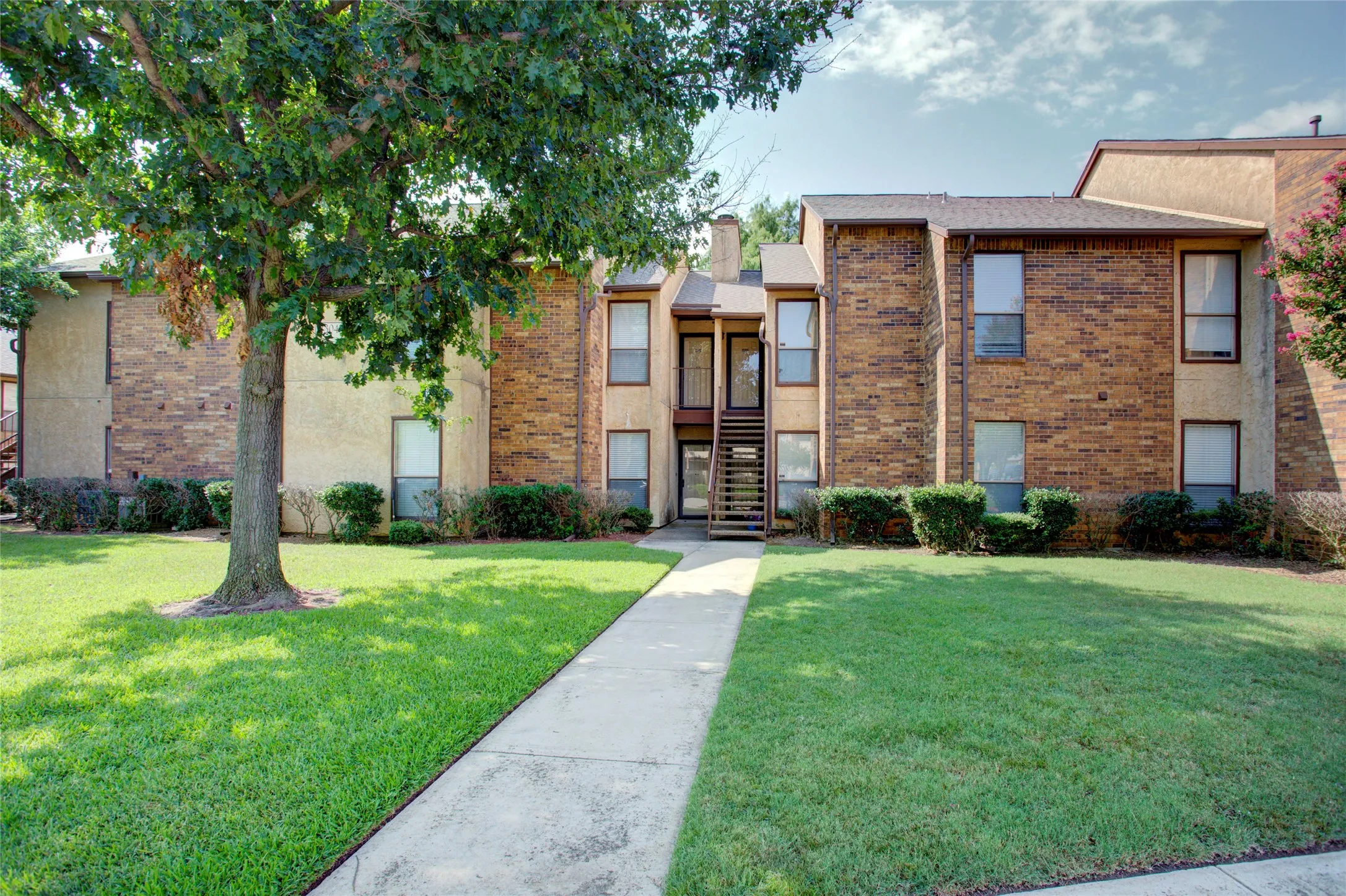 Condominium For Rent in Tarrant County , 1304 Harwell Drive 4811, Arlington, Texas 76011, 2 Bedroom, 1 Bathroom, Garage spaces, 963 Sqft, built in 1983, mls#21382153, Real Estate Agent in Arlington, Homes For Rent in Tarrant county, Homes For Rent in Arlington, Realtor in Arlington Texas, Real Estate Brokerage Independent Realty Texas, Luminita Cordes Realtor