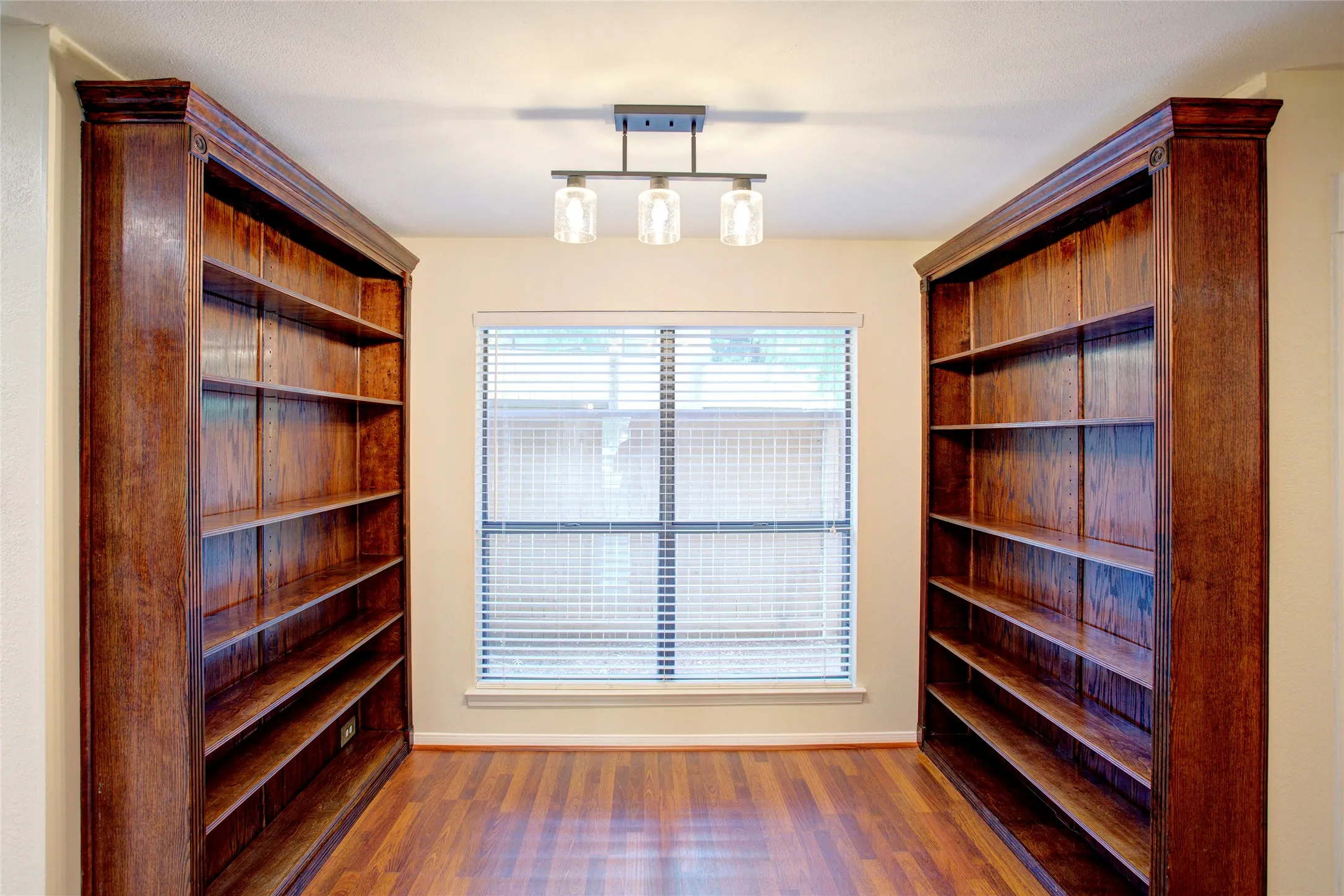 Condominium For Rent in Tarrant County , 1304 Harwell Drive 4811, Arlington, Texas 76011, 2 Bedroom, 1 Bathroom, Garage spaces, 963 Sqft, built in 1983, mls#21382153, Real Estate Agent in Arlington, Homes For Rent in Tarrant county, Homes For Rent in Arlington, Realtor in Arlington Texas, Real Estate Brokerage Independent Realty Texas, Luminita Cordes Realtor