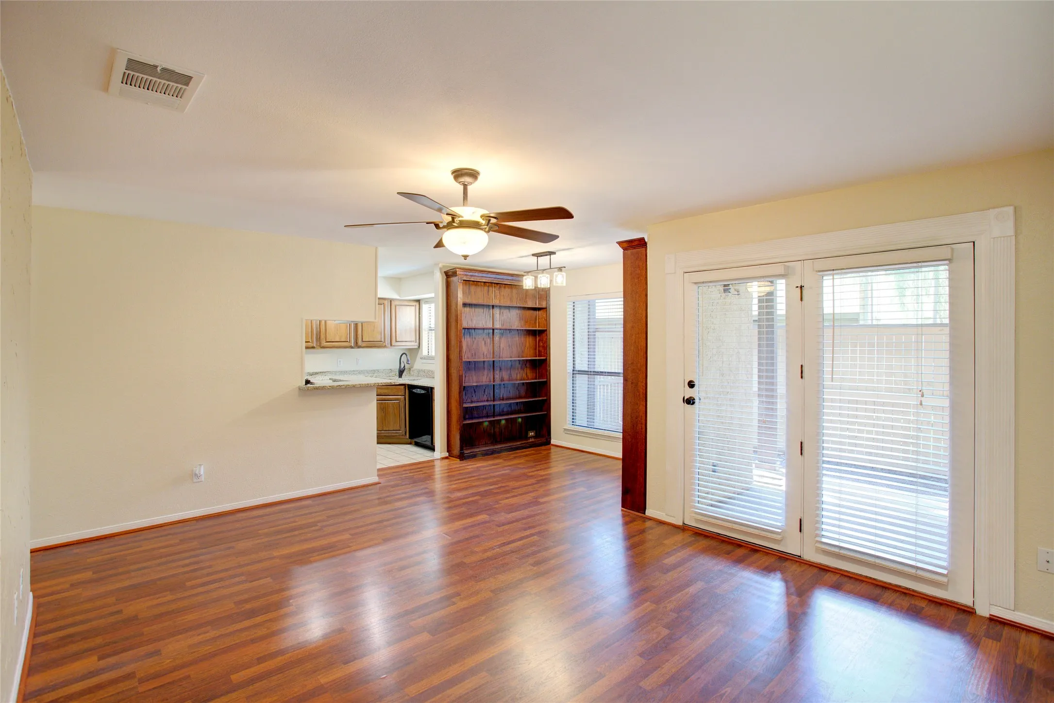 Condominium For Rent in Tarrant County , 1304 Harwell Drive 4811, Arlington, Texas 76011, 2 Bedroom, 1 Bathroom, Garage spaces, 963 Sqft, built in 1983, mls#21382153, Real Estate Agent in Arlington, Homes For Rent in Tarrant county, Homes For Rent in Arlington, Realtor in Arlington Texas, Real Estate Brokerage Independent Realty Texas, Luminita Cordes Realtor