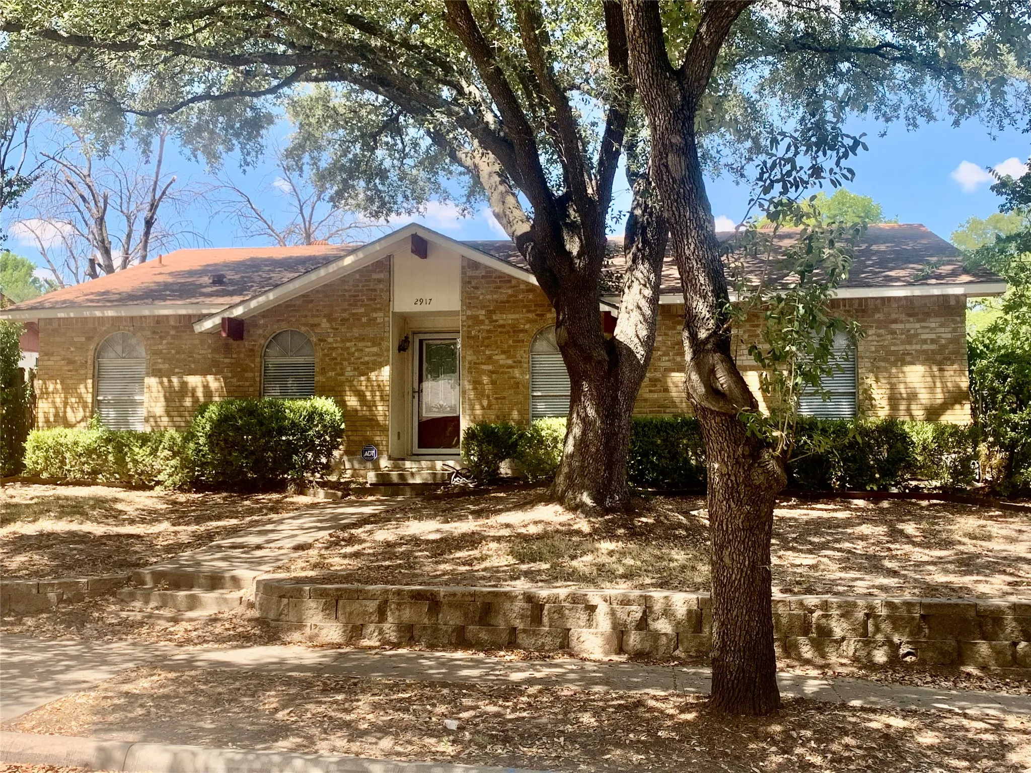 Single Family Residence For Sale in Dallas County , 2917 Clover Valley Drive, Garland, Texas 75043, 3 Bedroom, 2 Bathroom, 2 Garage spaces, 1,540 Sqft, built in 1974, mls#21381993, Real Estate Agent in Garland, Homes For Sale in Dallas county, Homes For Sale in Garland, Realtor in Garland Texas, Real Estate Brokerage Independent Realty Texas, Luminita Cordes Realtor