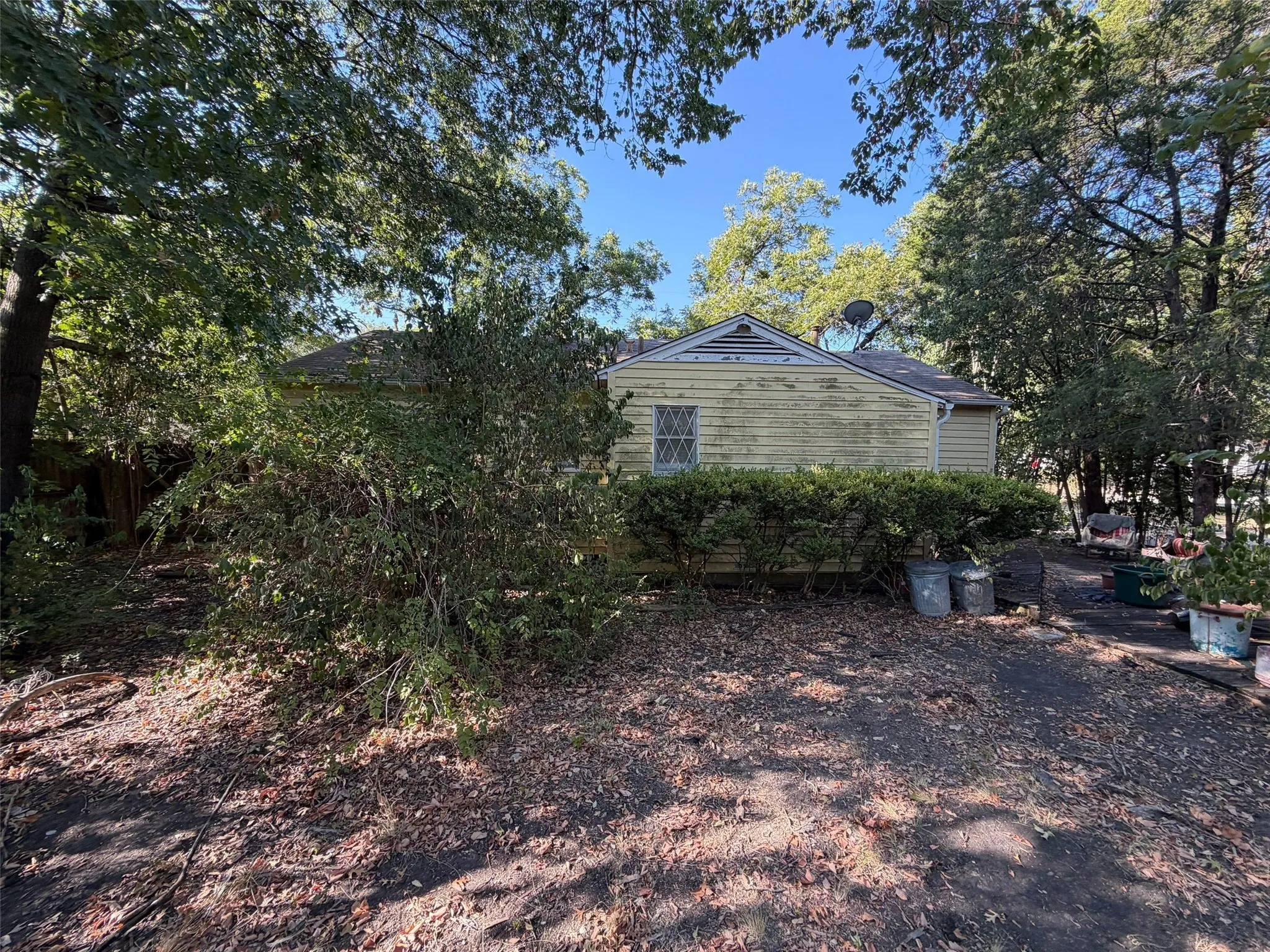 Single Family Residence For Sale in Ellis County , 210 Almond Street, Waxahachie, Texas 75165, 2 Bedroom, 1 Bathroom, 1 Garage spaces, 739 Sqft, built in 1955, mls#21381884, Real Estate Agent in Waxahachie, Homes For Sale in Ellis county, Homes For Sale in Waxahachie, Realtor in Waxahachie Texas, Real Estate Brokerage Independent Realty Texas, Luminita Cordes Realtor