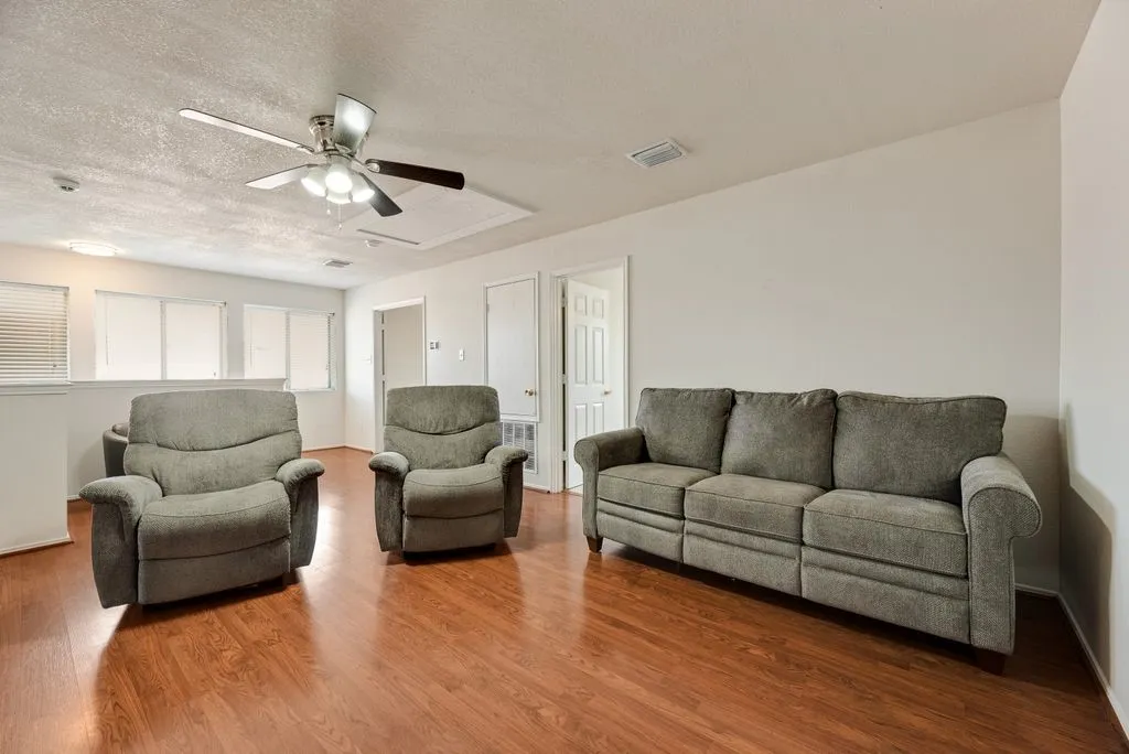 Single Family Residence For Rent in Denton County , 1421 Laurel Hall Lane, Little Elm, Texas 75068, 4 Bedroom, 3 Bathroom, 2 Garage spaces, 2,359 Sqft, built in 2001, mls#21378861, Real Estate Agent in Little Elm, Homes For Rent in Denton county, Homes For Rent in Little Elm, Realtor in Little Elm Texas, Real Estate Brokerage Independent Realty Texas, Luminita Cordes Realtor