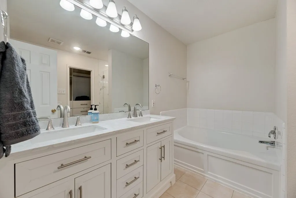 Single Family Residence For Rent in Denton County , 1421 Laurel Hall Lane, Little Elm, Texas 75068, 4 Bedroom, 3 Bathroom, 2 Garage spaces, 2,359 Sqft, built in 2001, mls#21378861, Real Estate Agent in Little Elm, Homes For Rent in Denton county, Homes For Rent in Little Elm, Realtor in Little Elm Texas, Real Estate Brokerage Independent Realty Texas, Luminita Cordes Realtor