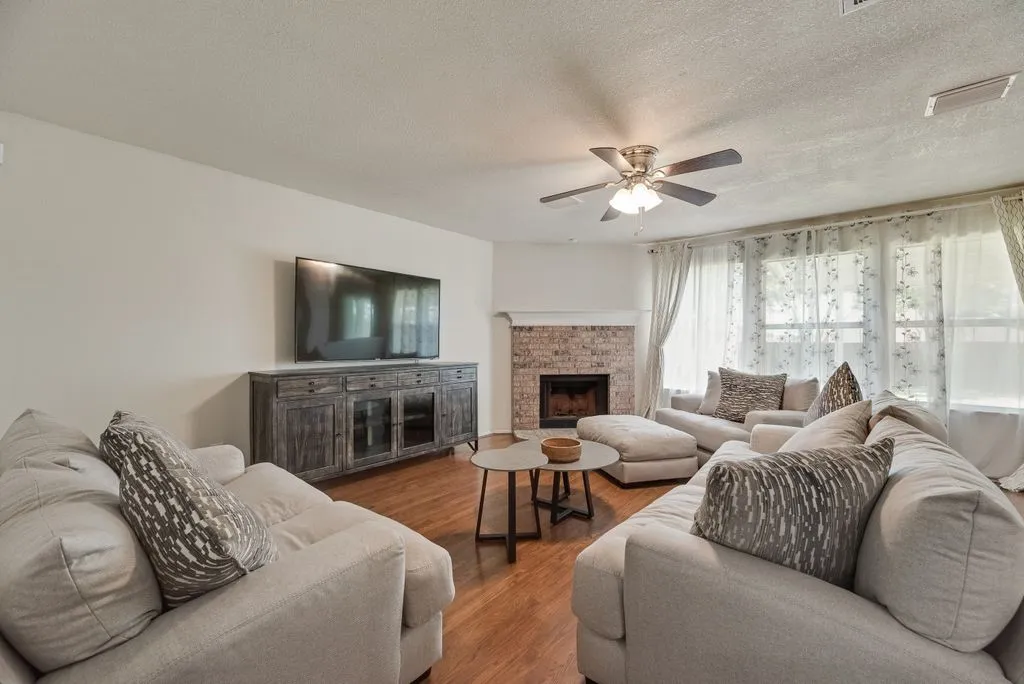 Single Family Residence For Rent in Denton County , 1421 Laurel Hall Lane, Little Elm, Texas 75068, 4 Bedroom, 3 Bathroom, 2 Garage spaces, 2,359 Sqft, built in 2001, mls#21378861, Real Estate Agent in Little Elm, Homes For Rent in Denton county, Homes For Rent in Little Elm, Realtor in Little Elm Texas, Real Estate Brokerage Independent Realty Texas, Luminita Cordes Realtor