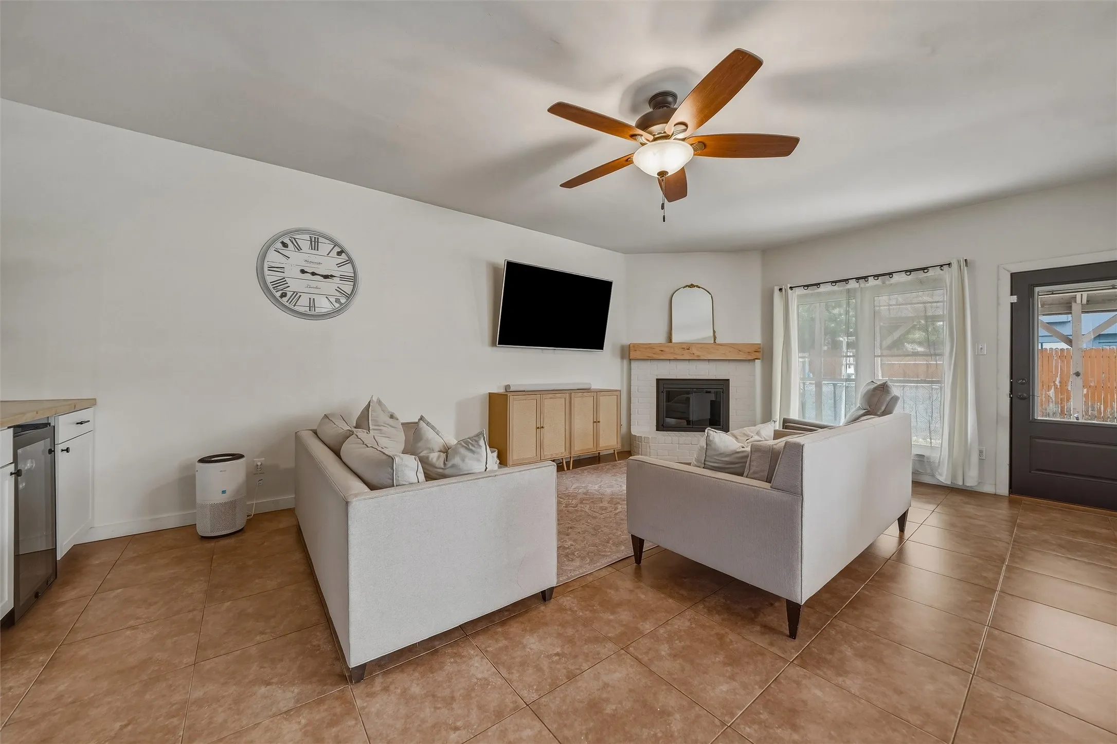 Single Family Residence For Sale in Tarrant County , 9072 Elbe Trail, Fort Worth, Texas 76118, 3 Bedroom, 3 Bathroom, 2 Garage spaces, 1,731 Sqft, built in 1995, mls#21375278, Real Estate Agent in Fort Worth, Homes For Sale in Tarrant county, Homes For Sale in Fort Worth, Realtor in Fort Worth Texas, Real Estate Brokerage Independent Realty Texas, Luminita Cordes Realtor