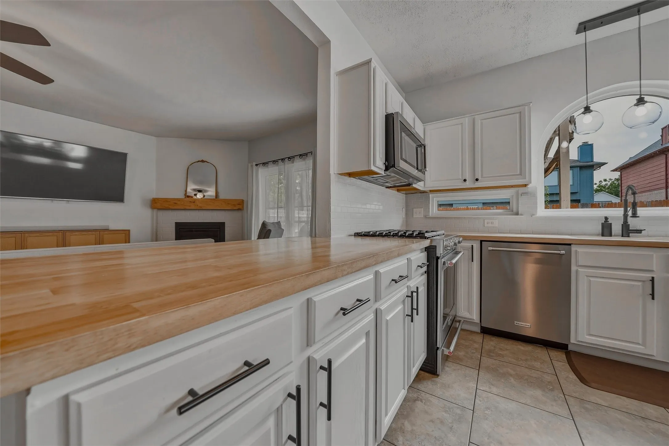 Single Family Residence For Sale in Tarrant County , 9072 Elbe Trail, Fort Worth, Texas 76118, 3 Bedroom, 3 Bathroom, 2 Garage spaces, 1,731 Sqft, built in 1995, mls#21375278, Real Estate Agent in Fort Worth, Homes For Sale in Tarrant county, Homes For Sale in Fort Worth, Realtor in Fort Worth Texas, Real Estate Brokerage Independent Realty Texas, Luminita Cordes Realtor