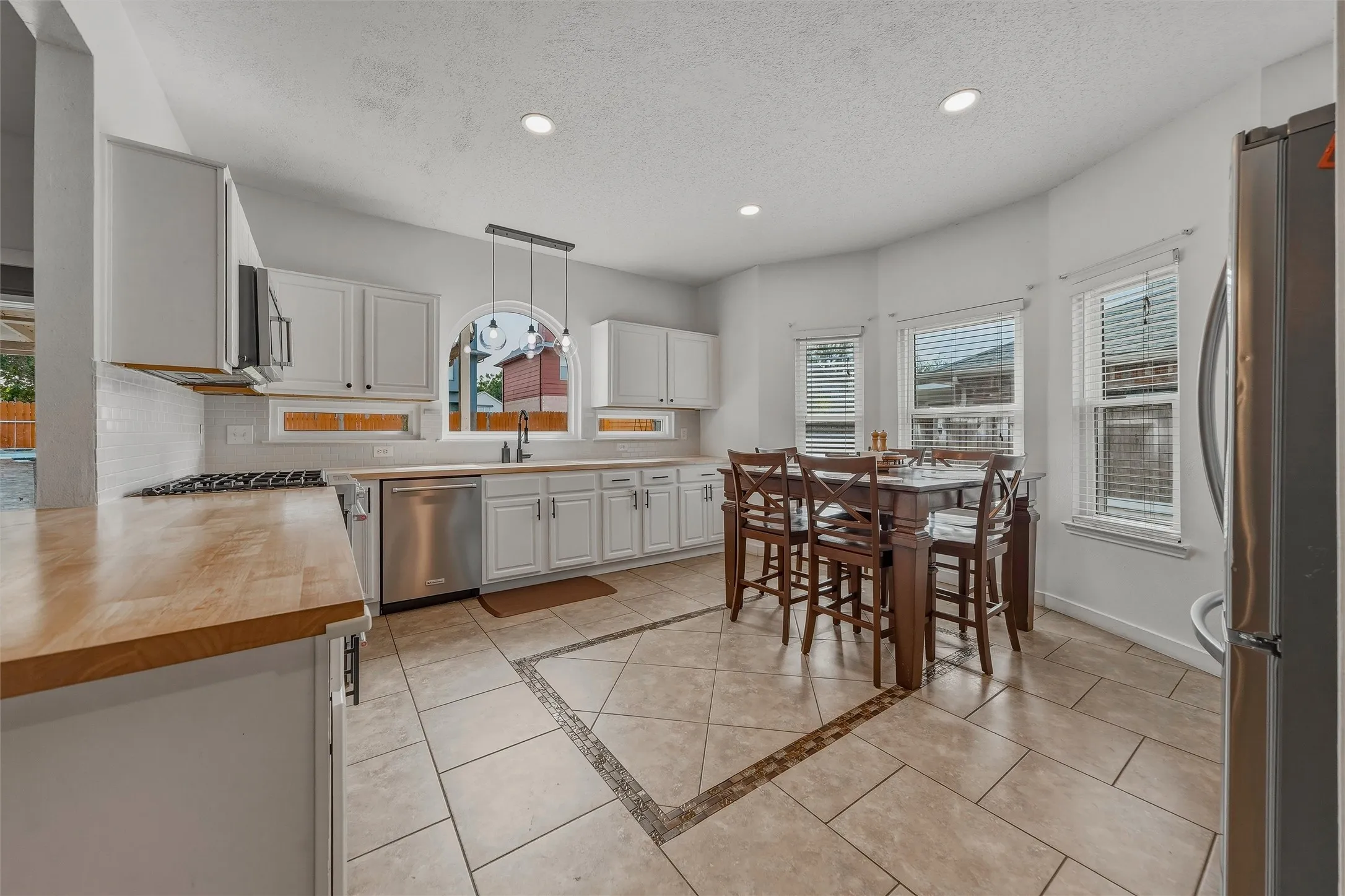 Single Family Residence For Sale in Tarrant County , 9072 Elbe Trail, Fort Worth, Texas 76118, 3 Bedroom, 3 Bathroom, 2 Garage spaces, 1,731 Sqft, built in 1995, mls#21375278, Real Estate Agent in Fort Worth, Homes For Sale in Tarrant county, Homes For Sale in Fort Worth, Realtor in Fort Worth Texas, Real Estate Brokerage Independent Realty Texas, Luminita Cordes Realtor