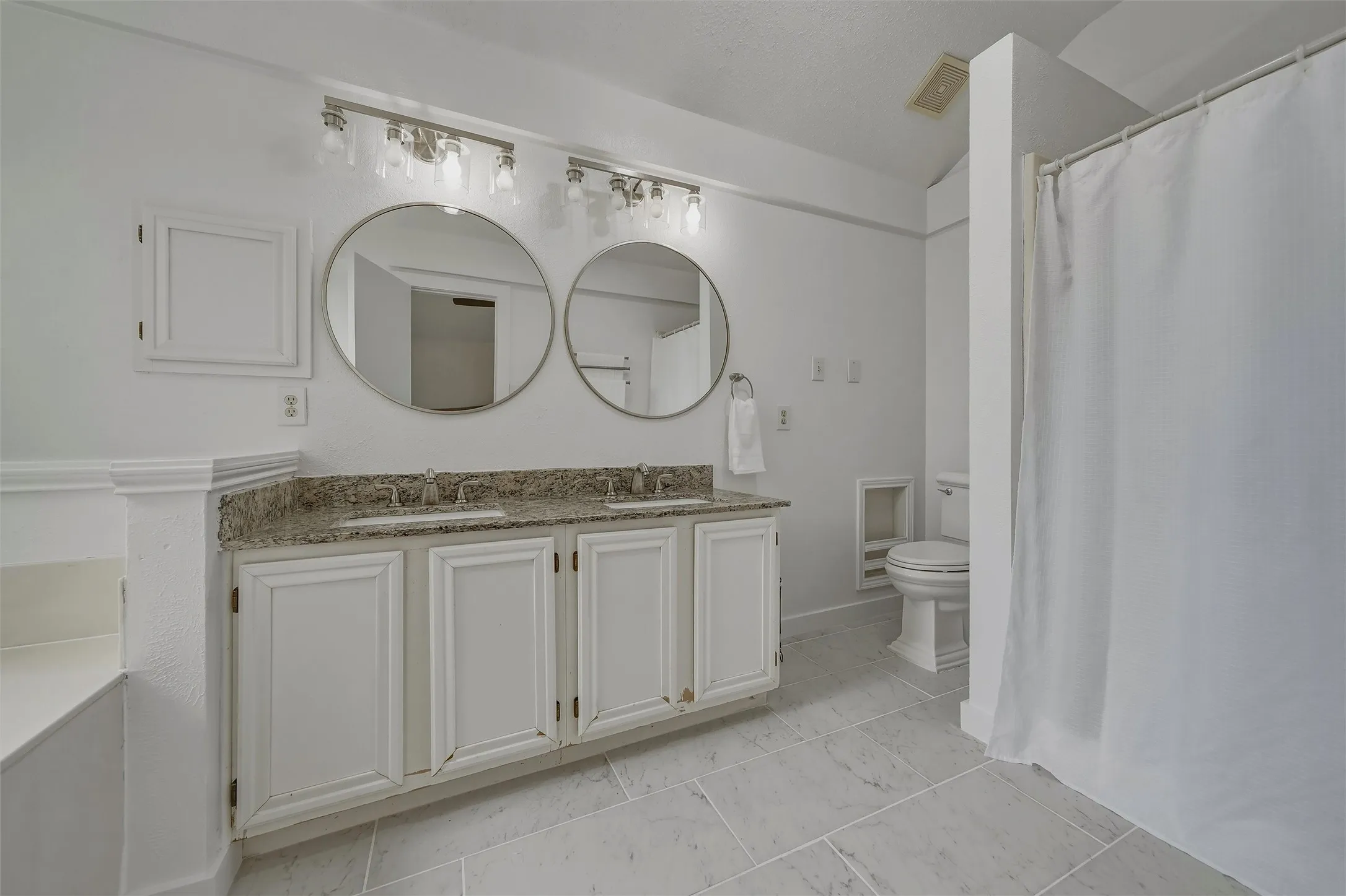 Single Family Residence For Sale in Tarrant County , 9072 Elbe Trail, Fort Worth, Texas 76118, 3 Bedroom, 3 Bathroom, 2 Garage spaces, 1,731 Sqft, built in 1995, mls#21375278, Real Estate Agent in Fort Worth, Homes For Sale in Tarrant county, Homes For Sale in Fort Worth, Realtor in Fort Worth Texas, Real Estate Brokerage Independent Realty Texas, Luminita Cordes Realtor