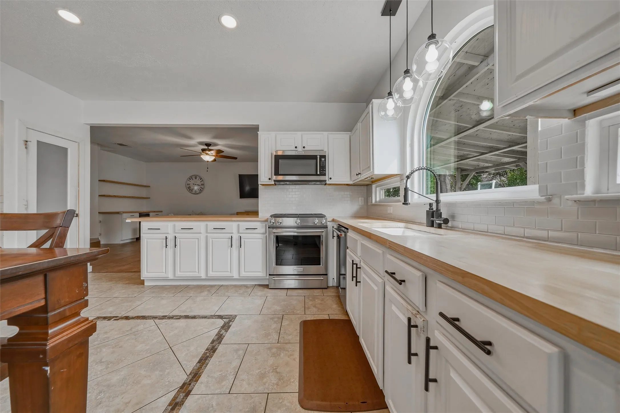 Single Family Residence For Sale in Tarrant County , 9072 Elbe Trail, Fort Worth, Texas 76118, 3 Bedroom, 3 Bathroom, 2 Garage spaces, 1,731 Sqft, built in 1995, mls#21375278, Real Estate Agent in Fort Worth, Homes For Sale in Tarrant county, Homes For Sale in Fort Worth, Realtor in Fort Worth Texas, Real Estate Brokerage Independent Realty Texas, Luminita Cordes Realtor