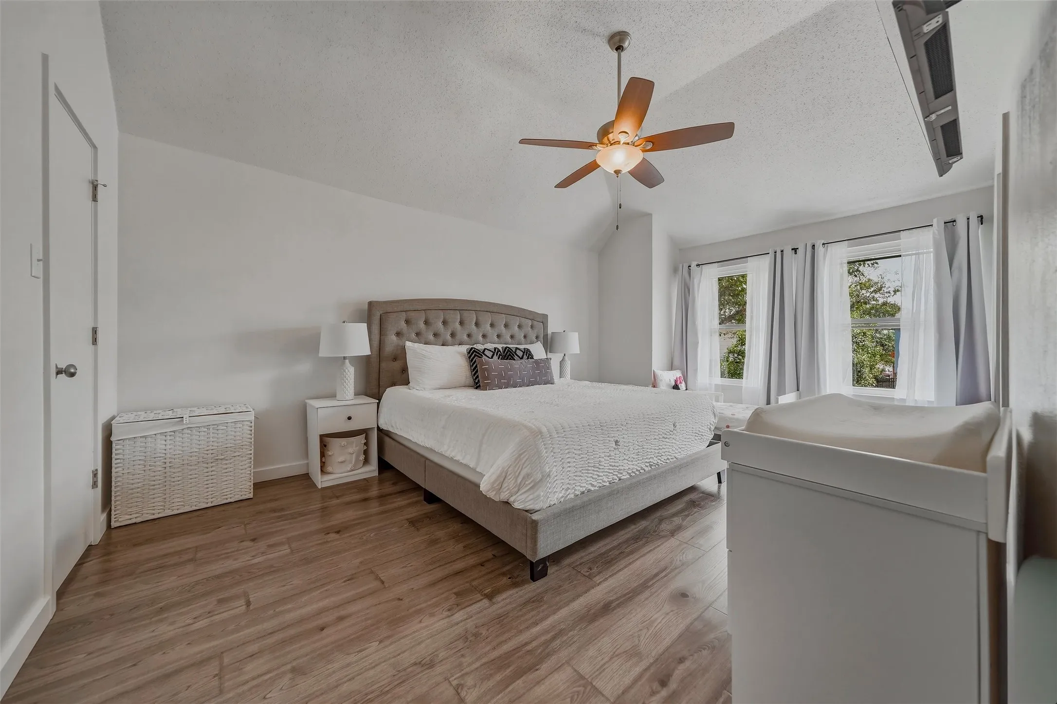 Single Family Residence For Sale in Tarrant County , 9072 Elbe Trail, Fort Worth, Texas 76118, 3 Bedroom, 3 Bathroom, 2 Garage spaces, 1,731 Sqft, built in 1995, mls#21375278, Real Estate Agent in Fort Worth, Homes For Sale in Tarrant county, Homes For Sale in Fort Worth, Realtor in Fort Worth Texas, Real Estate Brokerage Independent Realty Texas, Luminita Cordes Realtor
