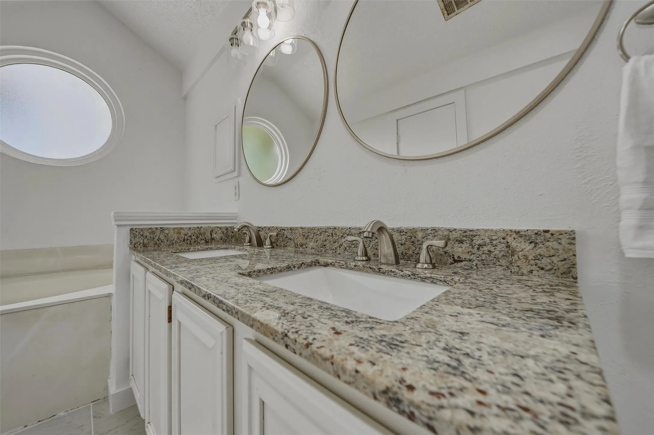 Single Family Residence For Sale in Tarrant County , 9072 Elbe Trail, Fort Worth, Texas 76118, 3 Bedroom, 3 Bathroom, 2 Garage spaces, 1,731 Sqft, built in 1995, mls#21375278, Real Estate Agent in Fort Worth, Homes For Sale in Tarrant county, Homes For Sale in Fort Worth, Realtor in Fort Worth Texas, Real Estate Brokerage Independent Realty Texas, Luminita Cordes Realtor