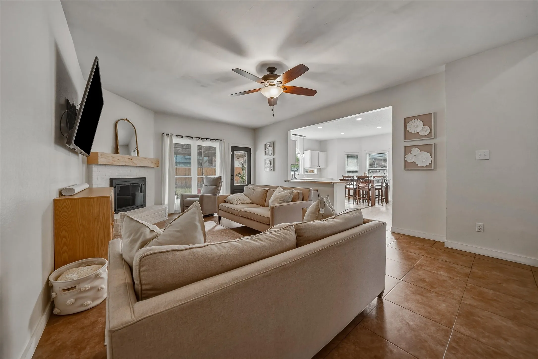 Single Family Residence For Sale in Tarrant County , 9072 Elbe Trail, Fort Worth, Texas 76118, 3 Bedroom, 3 Bathroom, 2 Garage spaces, 1,731 Sqft, built in 1995, mls#21375278, Real Estate Agent in Fort Worth, Homes For Sale in Tarrant county, Homes For Sale in Fort Worth, Realtor in Fort Worth Texas, Real Estate Brokerage Independent Realty Texas, Luminita Cordes Realtor