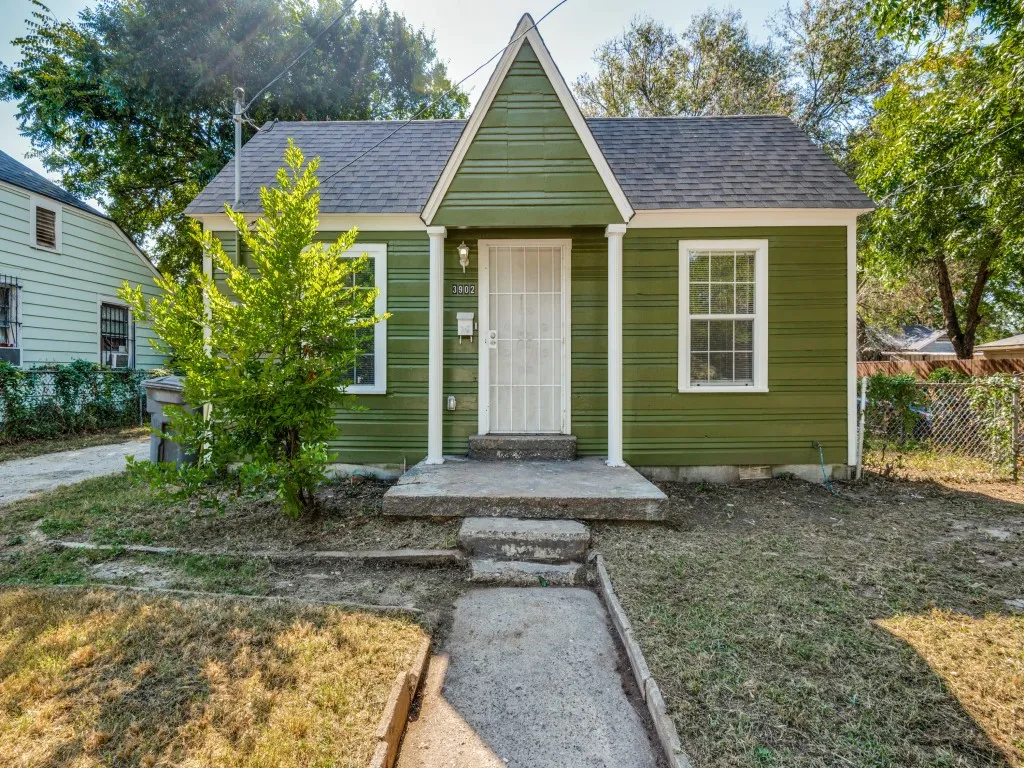 Single Family Residence For Rent in Dallas County , 3902 Kenilworth Street, Dallas, Texas 75210, 3 Bedroom, 1 Bathroom, Garage spaces, 1,092 Sqft, built in 1939, mls#21382197, Real Estate Agent in Dallas, Homes For Rent in Dallas county, Homes For Rent in Dallas, Realtor in Dallas Texas, Real Estate Brokerage Independent Realty Texas, Luminita Cordes Realtor