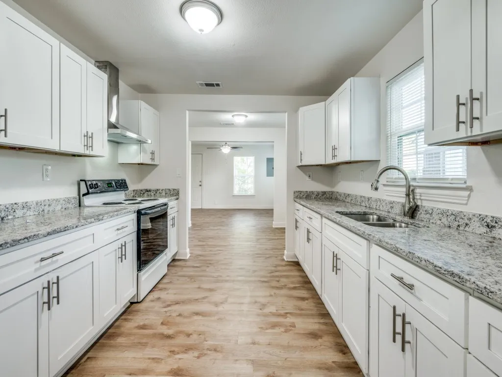 Single Family Residence For Rent in Dallas County , 3902 Kenilworth Street, Dallas, Texas 75210, 3 Bedroom, 1 Bathroom, Garage spaces, 1,092 Sqft, built in 1939, mls#21382197, Real Estate Agent in Dallas, Homes For Rent in Dallas county, Homes For Rent in Dallas, Realtor in Dallas Texas, Real Estate Brokerage Independent Realty Texas, Luminita Cordes Realtor