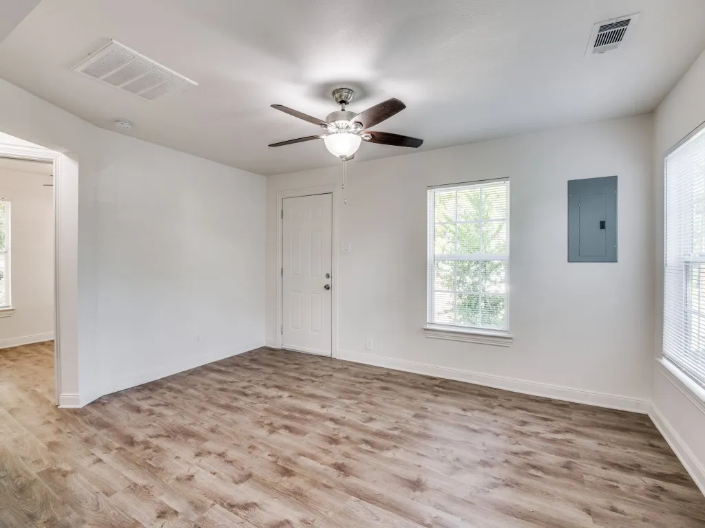 Single Family Residence For Rent in Dallas County , 3902 Kenilworth Street, Dallas, Texas 75210, 3 Bedroom, 1 Bathroom, Garage spaces, 1,092 Sqft, built in 1939, mls#21382197, Real Estate Agent in Dallas, Homes For Rent in Dallas county, Homes For Rent in Dallas, Realtor in Dallas Texas, Real Estate Brokerage Independent Realty Texas, Luminita Cordes Realtor