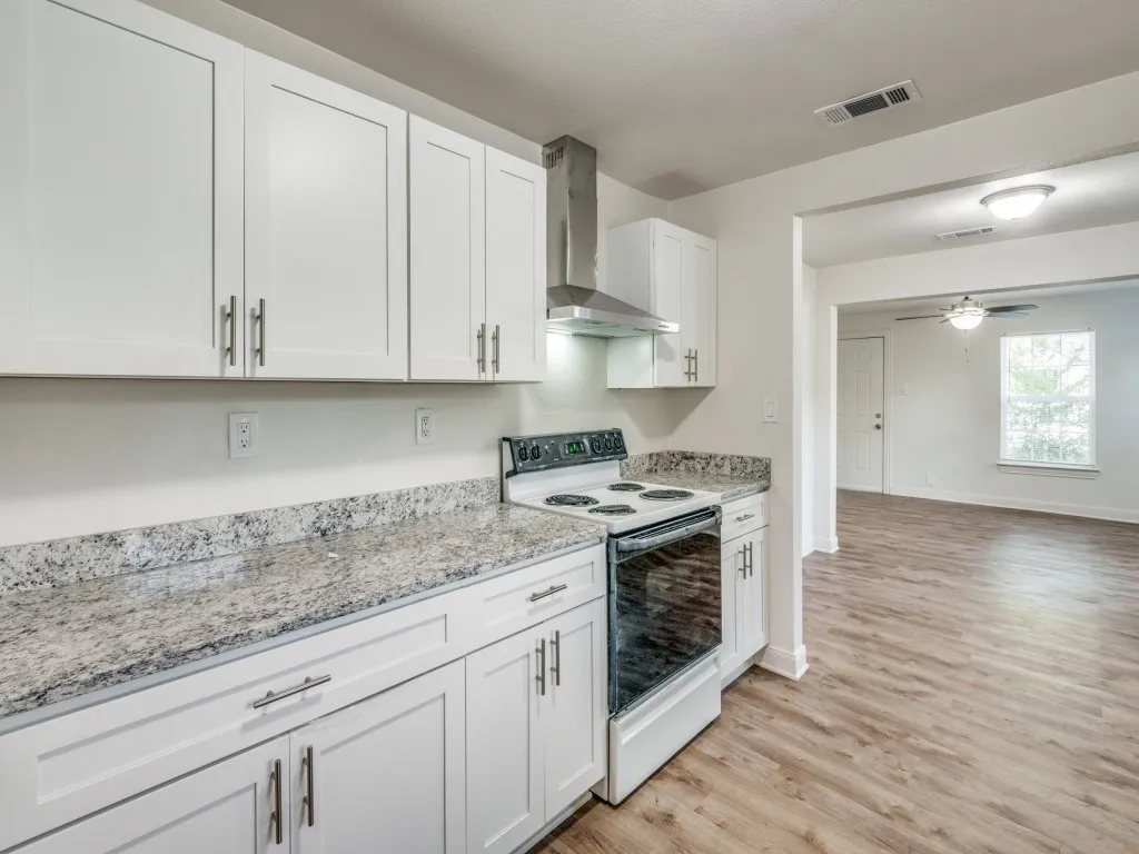 Single Family Residence For Rent in Dallas County , 3902 Kenilworth Street, Dallas, Texas 75210, 3 Bedroom, 1 Bathroom, Garage spaces, 1,092 Sqft, built in 1939, mls#21382197, Real Estate Agent in Dallas, Homes For Rent in Dallas county, Homes For Rent in Dallas, Realtor in Dallas Texas, Real Estate Brokerage Independent Realty Texas, Luminita Cordes Realtor