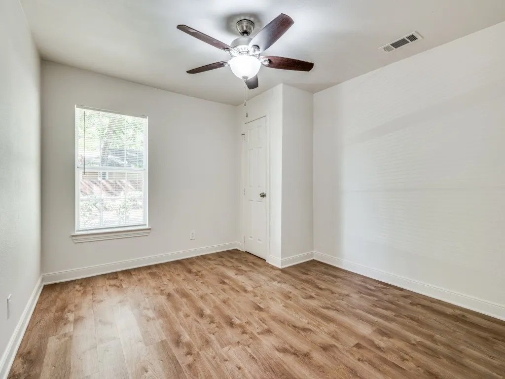 Single Family Residence For Rent in Dallas County , 3902 Kenilworth Street, Dallas, Texas 75210, 3 Bedroom, 1 Bathroom, Garage spaces, 1,092 Sqft, built in 1939, mls#21382197, Real Estate Agent in Dallas, Homes For Rent in Dallas county, Homes For Rent in Dallas, Realtor in Dallas Texas, Real Estate Brokerage Independent Realty Texas, Luminita Cordes Realtor