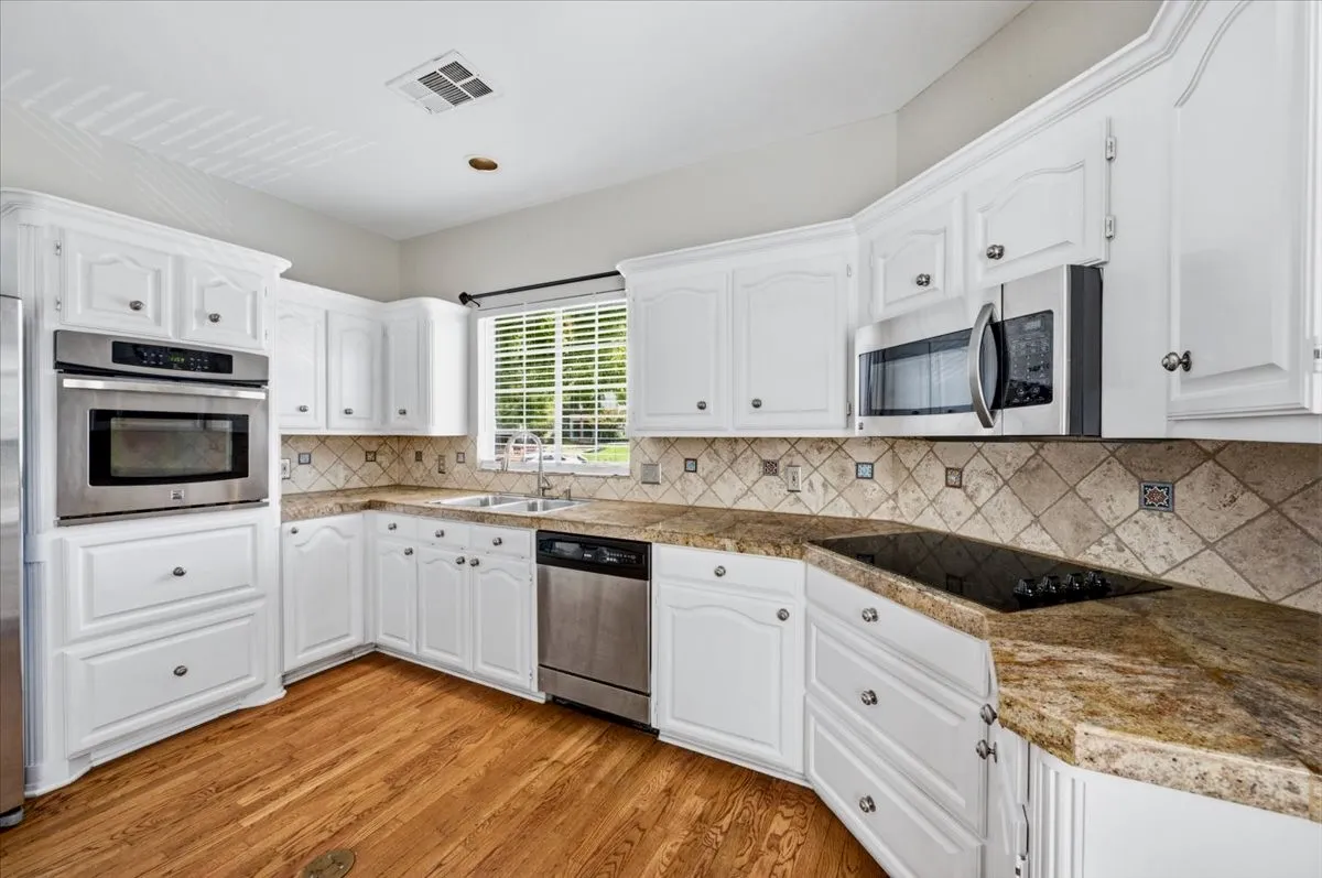 2nd floor eat in kitchen