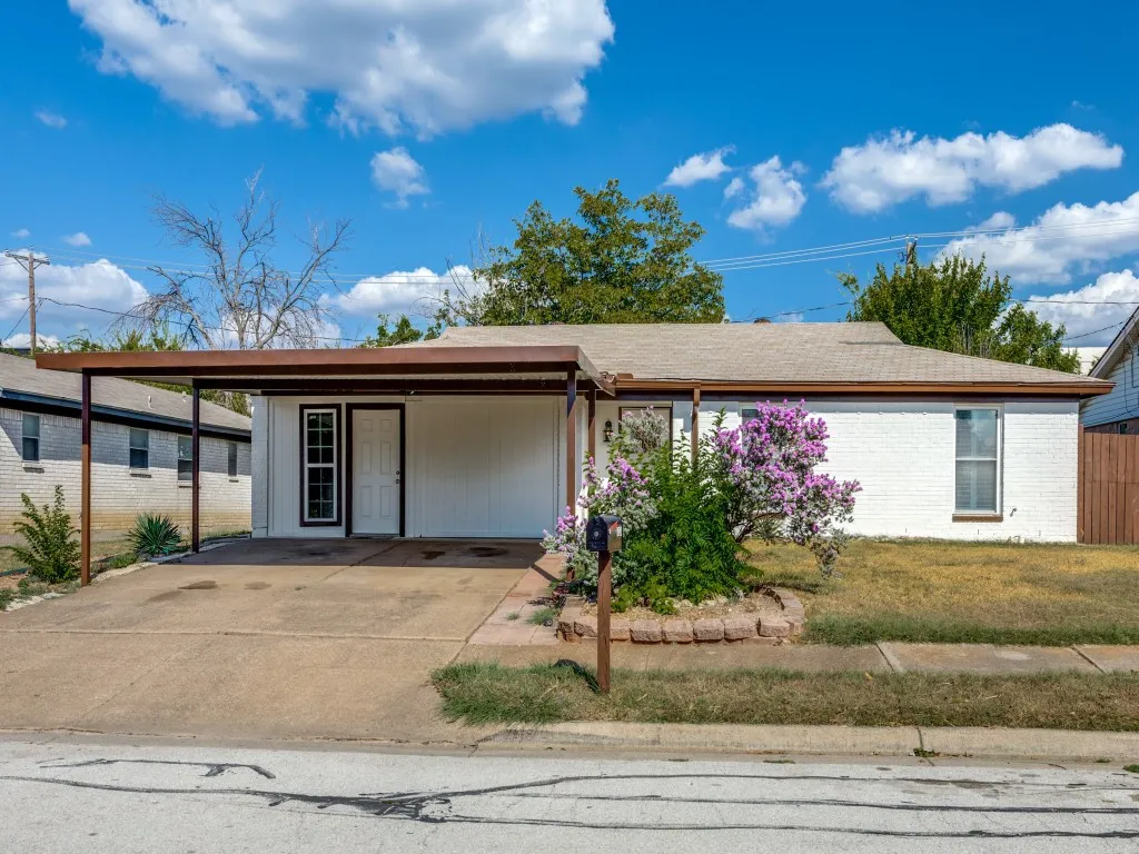 Single Family Residence For Sale in Tarrant County , 6924 Richardson Drive, Watauga, Texas 76148, 4 Bedroom, 3 Bathroom, Garage spaces, 1,586 Sqft, built in 1973, mls#21382055, Real Estate Agent in Watauga, Homes For Sale in Tarrant county, Homes For Sale in Watauga, Realtor in Watauga Texas, Real Estate Brokerage Independent Realty Texas, Luminita Cordes Realtor