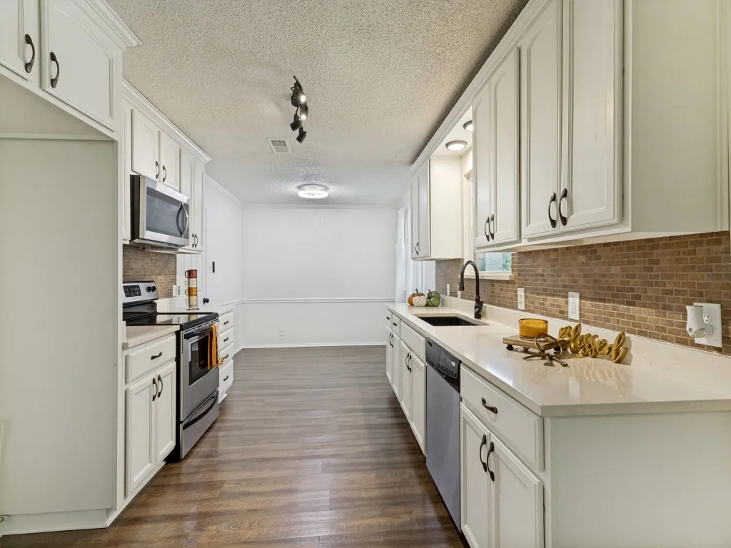 Single Family Residence For Sale in Tarrant County , 6924 Richardson Drive, Watauga, Texas 76148, 4 Bedroom, 3 Bathroom, Garage spaces, 1,586 Sqft, built in 1973, mls#21382055, Real Estate Agent in Watauga, Homes For Sale in Tarrant county, Homes For Sale in Watauga, Realtor in Watauga Texas, Real Estate Brokerage Independent Realty Texas, Luminita Cordes Realtor