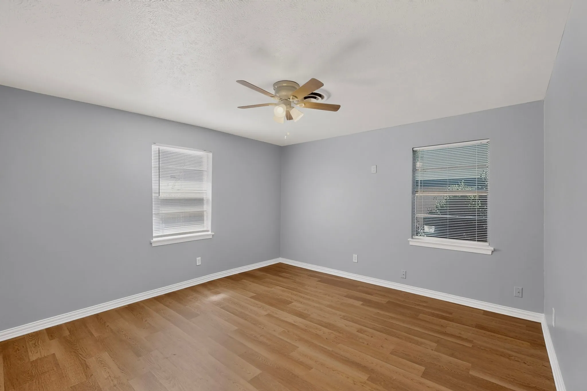 Duplex For Rent in Dallas County , 222 W Union Bower Road, Irving, Texas 75061, 2 Bedroom, 1 Bathroom, Garage spaces, 964 Sqft, built in 1961, mls#21382088, Real Estate Agent in Irving, Homes For Rent in Dallas county, Homes For Rent in Irving, Realtor in Irving Texas, Real Estate Brokerage Independent Realty Texas, Luminita Cordes Realtor