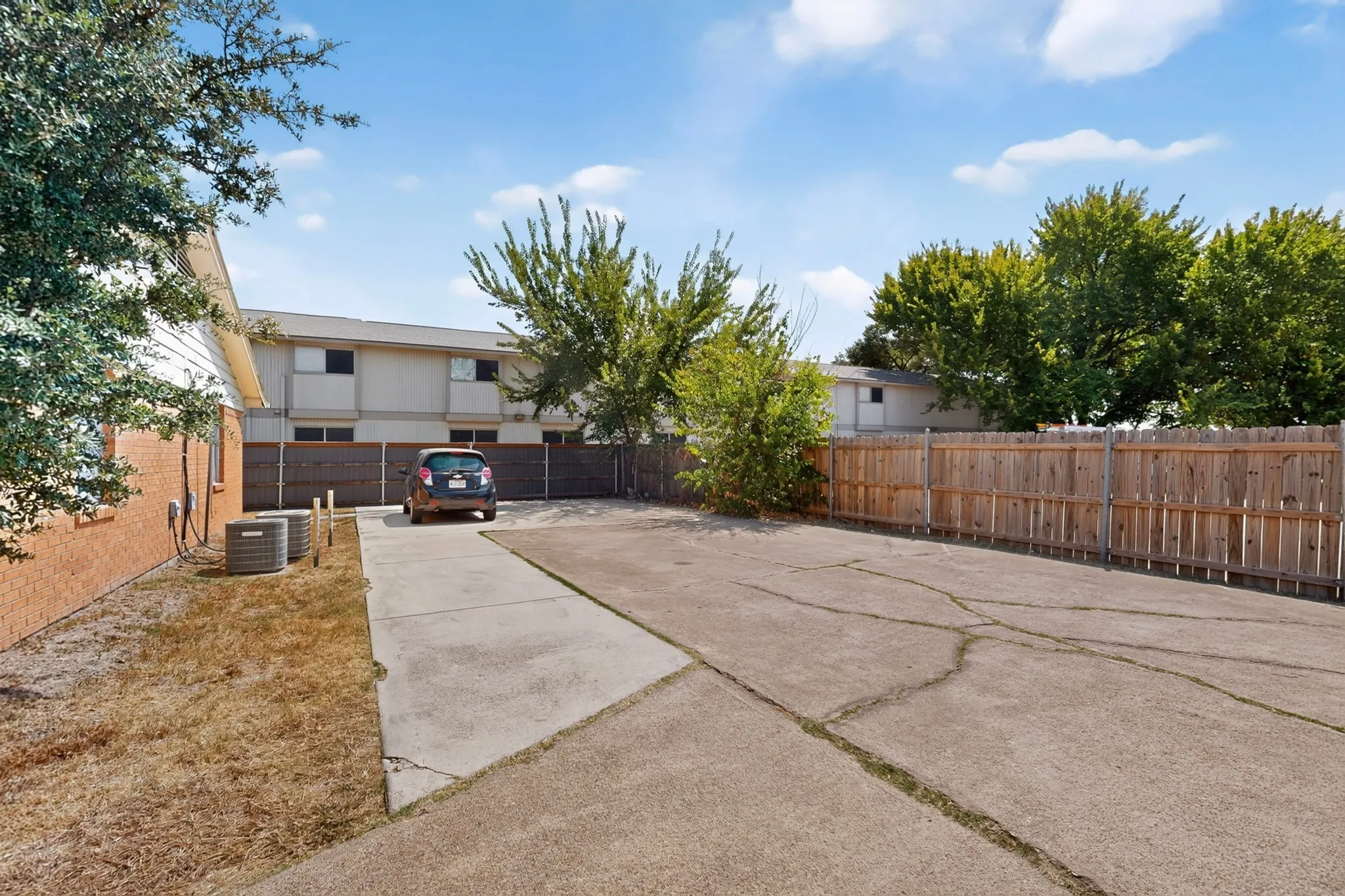 Duplex For Rent in Dallas County , 222 W Union Bower Road, Irving, Texas 75061, 2 Bedroom, 1 Bathroom, Garage spaces, 964 Sqft, built in 1961, mls#21382088, Real Estate Agent in Irving, Homes For Rent in Dallas county, Homes For Rent in Irving, Realtor in Irving Texas, Real Estate Brokerage Independent Realty Texas, Luminita Cordes Realtor