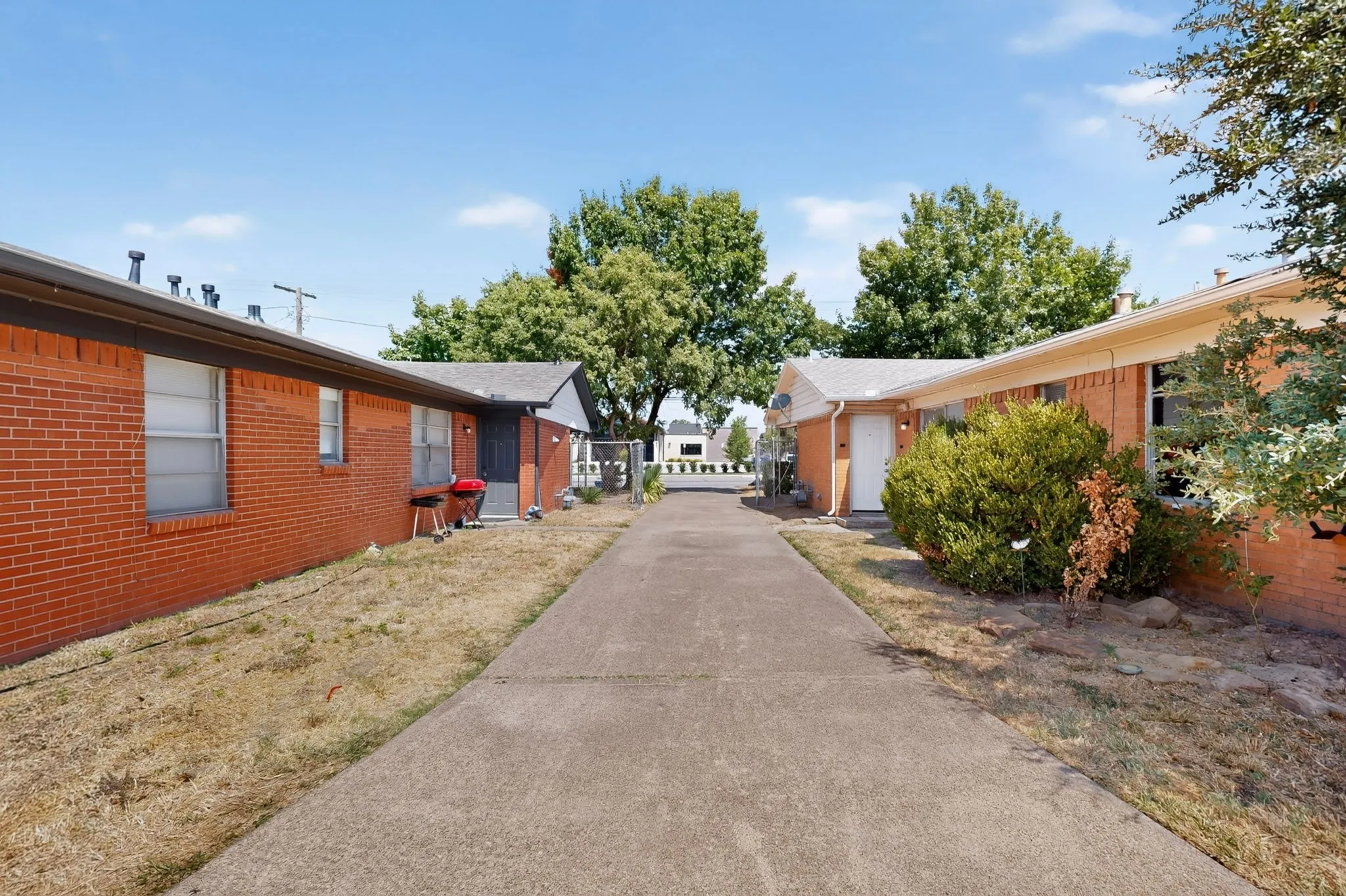 Duplex For Rent in Dallas County , 222 W Union Bower Road, Irving, Texas 75061, 2 Bedroom, 1 Bathroom, Garage spaces, 964 Sqft, built in 1961, mls#21382088, Real Estate Agent in Irving, Homes For Rent in Dallas county, Homes For Rent in Irving, Realtor in Irving Texas, Real Estate Brokerage Independent Realty Texas, Luminita Cordes Realtor