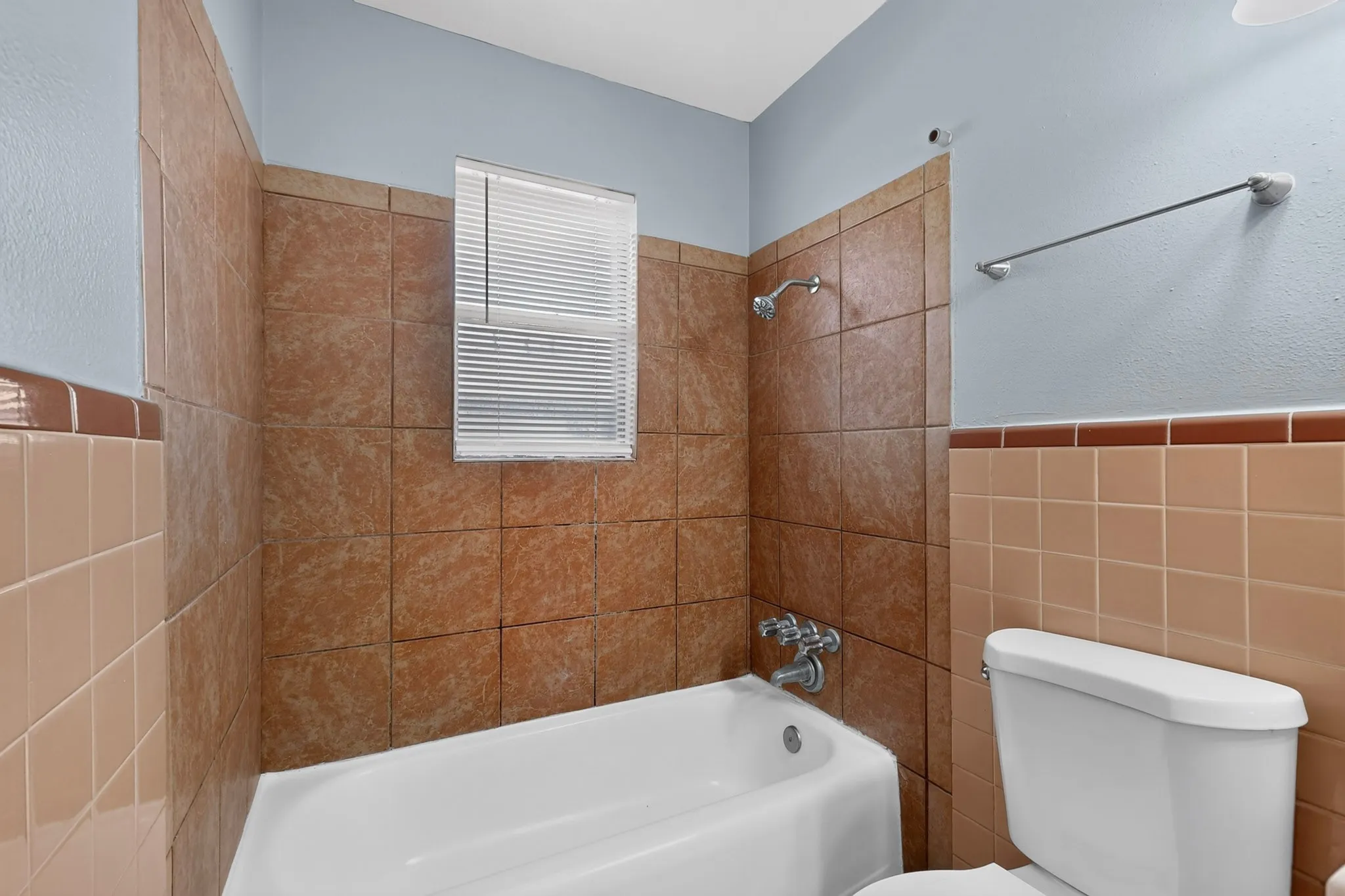 Duplex For Rent in Dallas County , 222 W Union Bower Road, Irving, Texas 75061, 2 Bedroom, 1 Bathroom, Garage spaces, 964 Sqft, built in 1961, mls#21382088, Real Estate Agent in Irving, Homes For Rent in Dallas county, Homes For Rent in Irving, Realtor in Irving Texas, Real Estate Brokerage Independent Realty Texas, Luminita Cordes Realtor