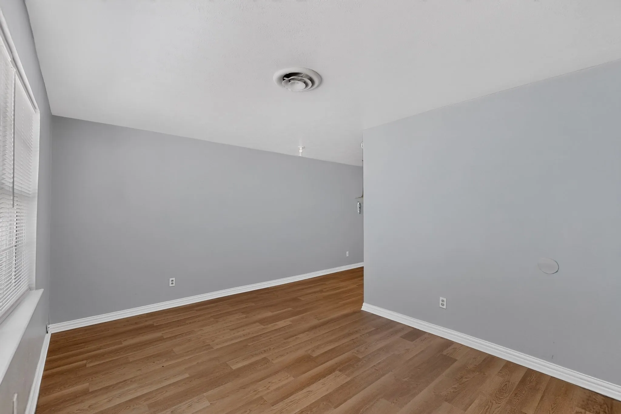 Duplex For Rent in Dallas County , 222 W Union Bower Road, Irving, Texas 75061, 2 Bedroom, 1 Bathroom, Garage spaces, 964 Sqft, built in 1961, mls#21382088, Real Estate Agent in Irving, Homes For Rent in Dallas county, Homes For Rent in Irving, Realtor in Irving Texas, Real Estate Brokerage Independent Realty Texas, Luminita Cordes Realtor