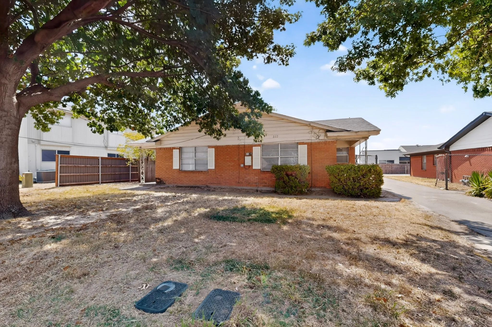 Duplex For Rent in Dallas County , 222 W Union Bower Road, Irving, Texas 75061, 2 Bedroom, 1 Bathroom, Garage spaces, 964 Sqft, built in 1961, mls#21382088, Real Estate Agent in Irving, Homes For Rent in Dallas county, Homes For Rent in Irving, Realtor in Irving Texas, Real Estate Brokerage Independent Realty Texas, Luminita Cordes Realtor