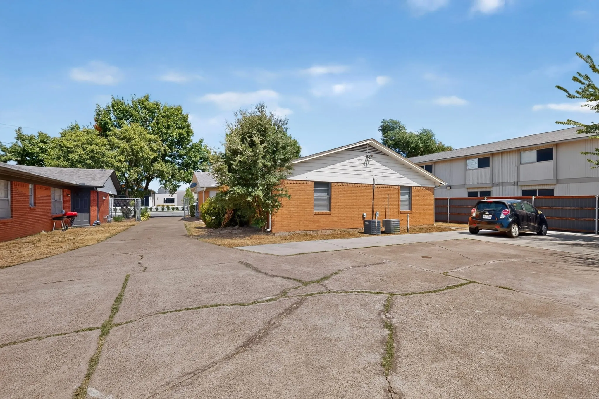 Duplex For Rent in Dallas County , 222 W Union Bower Road, Irving, Texas 75061, 2 Bedroom, 1 Bathroom, Garage spaces, 964 Sqft, built in 1961, mls#21382088, Real Estate Agent in Irving, Homes For Rent in Dallas county, Homes For Rent in Irving, Realtor in Irving Texas, Real Estate Brokerage Independent Realty Texas, Luminita Cordes Realtor