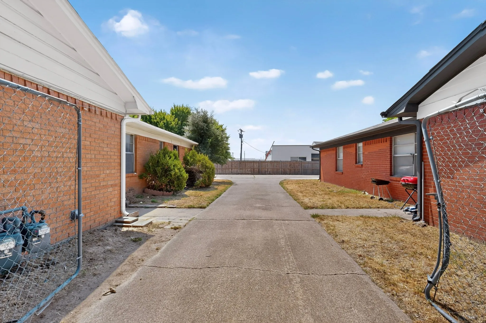 Duplex For Rent in Dallas County , 222 W Union Bower Road, Irving, Texas 75061, 2 Bedroom, 1 Bathroom, Garage spaces, 964 Sqft, built in 1961, mls#21382088, Real Estate Agent in Irving, Homes For Rent in Dallas county, Homes For Rent in Irving, Realtor in Irving Texas, Real Estate Brokerage Independent Realty Texas, Luminita Cordes Realtor