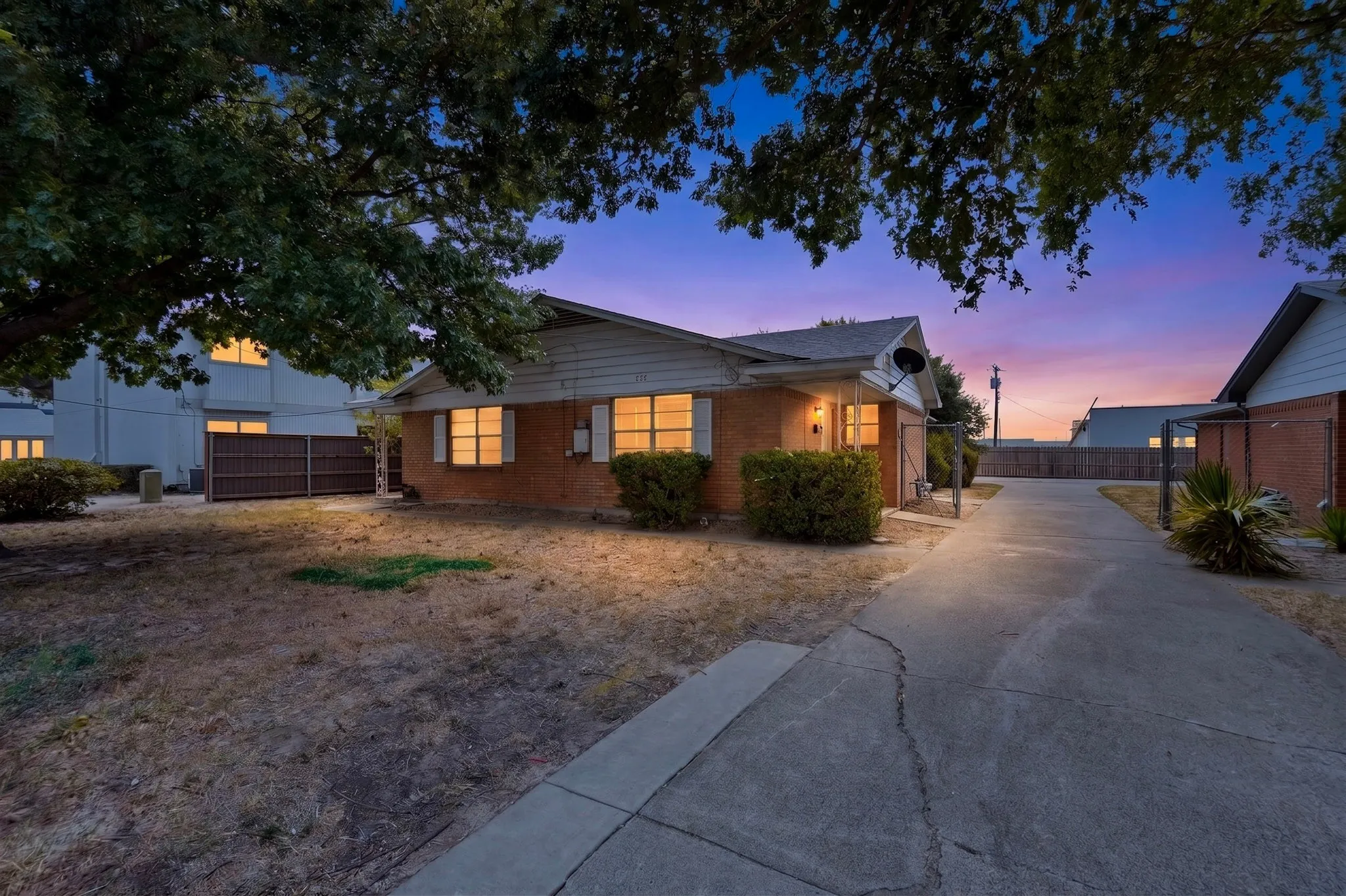 Duplex For Rent in Dallas County , 222 W Union Bower Road, Irving, Texas 75061, 2 Bedroom, 1 Bathroom, Garage spaces, 964 Sqft, built in 1961, mls#21382088, Real Estate Agent in Irving, Homes For Rent in Dallas county, Homes For Rent in Irving, Realtor in Irving Texas, Real Estate Brokerage Independent Realty Texas, Luminita Cordes Realtor