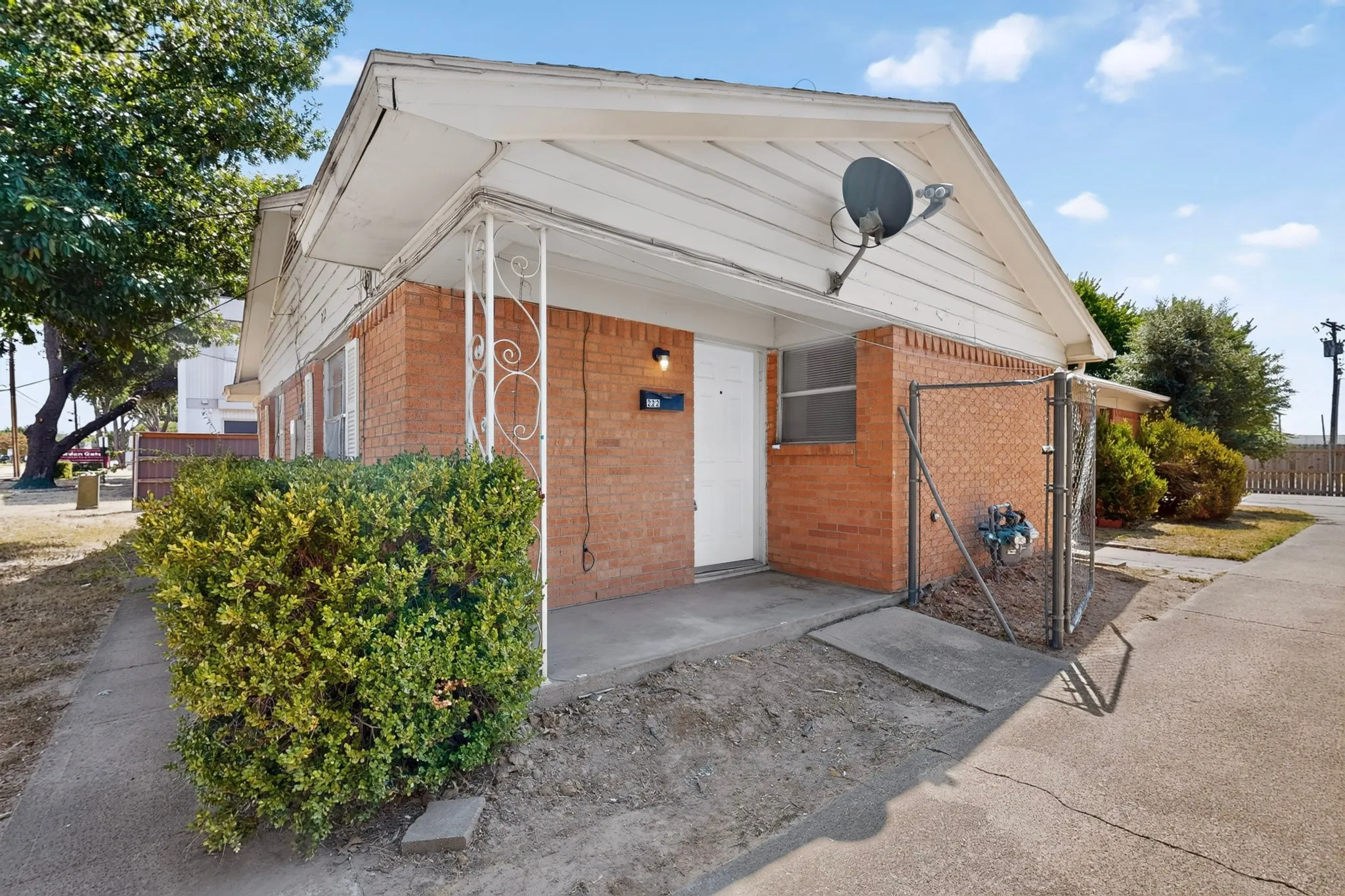 Duplex For Rent in Dallas County , 222 W Union Bower Road, Irving, Texas 75061, 2 Bedroom, 1 Bathroom, Garage spaces, 964 Sqft, built in 1961, mls#21382088, Real Estate Agent in Irving, Homes For Rent in Dallas county, Homes For Rent in Irving, Realtor in Irving Texas, Real Estate Brokerage Independent Realty Texas, Luminita Cordes Realtor