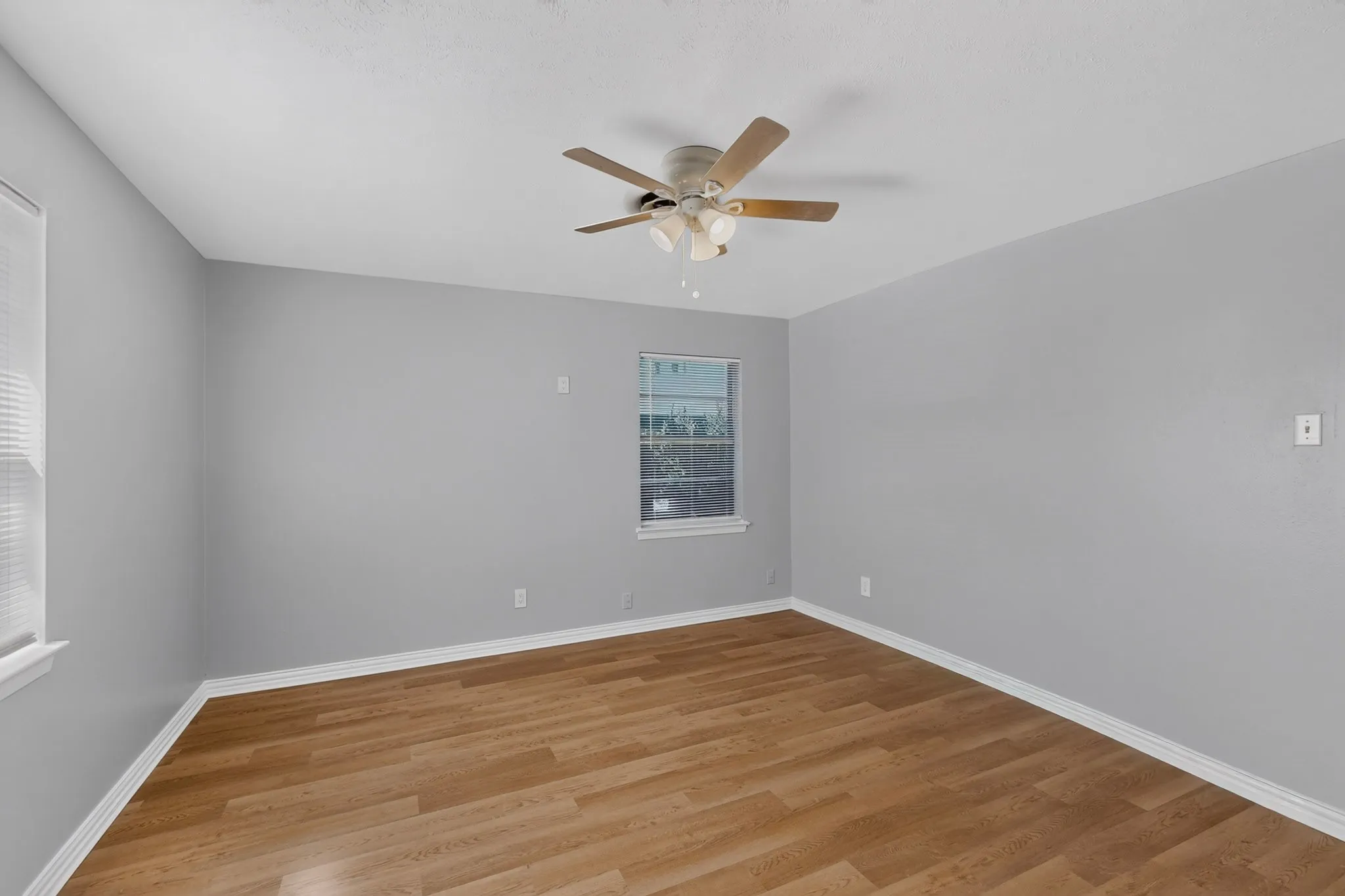 Duplex For Rent in Dallas County , 222 W Union Bower Road, Irving, Texas 75061, 2 Bedroom, 1 Bathroom, Garage spaces, 964 Sqft, built in 1961, mls#21382088, Real Estate Agent in Irving, Homes For Rent in Dallas county, Homes For Rent in Irving, Realtor in Irving Texas, Real Estate Brokerage Independent Realty Texas, Luminita Cordes Realtor