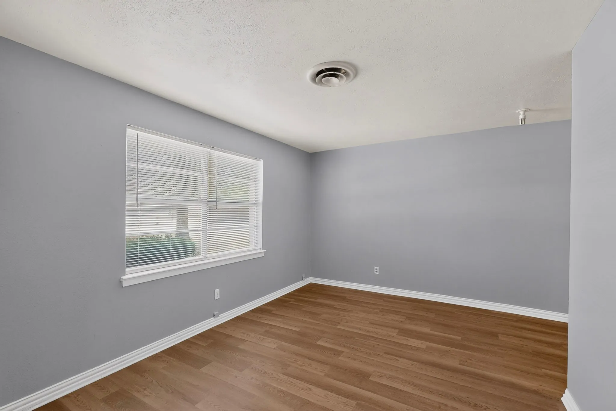 Duplex For Rent in Dallas County , 222 W Union Bower Road, Irving, Texas 75061, 2 Bedroom, 1 Bathroom, Garage spaces, 964 Sqft, built in 1961, mls#21382088, Real Estate Agent in Irving, Homes For Rent in Dallas county, Homes For Rent in Irving, Realtor in Irving Texas, Real Estate Brokerage Independent Realty Texas, Luminita Cordes Realtor