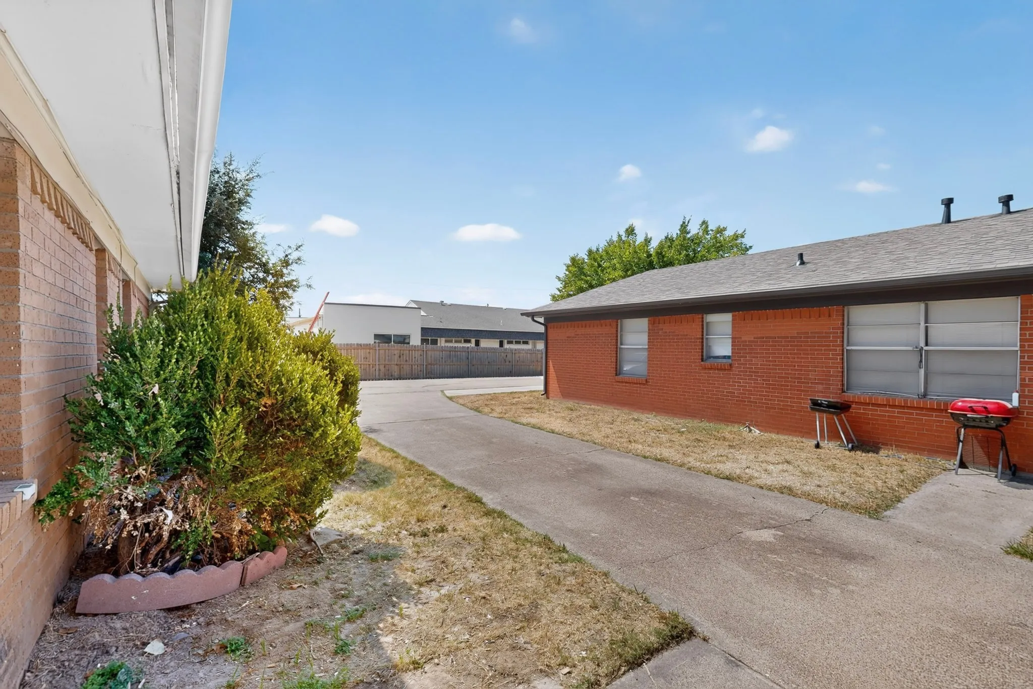 Duplex For Rent in Dallas County , 222 W Union Bower Road, Irving, Texas 75061, 2 Bedroom, 1 Bathroom, Garage spaces, 964 Sqft, built in 1961, mls#21382088, Real Estate Agent in Irving, Homes For Rent in Dallas county, Homes For Rent in Irving, Realtor in Irving Texas, Real Estate Brokerage Independent Realty Texas, Luminita Cordes Realtor