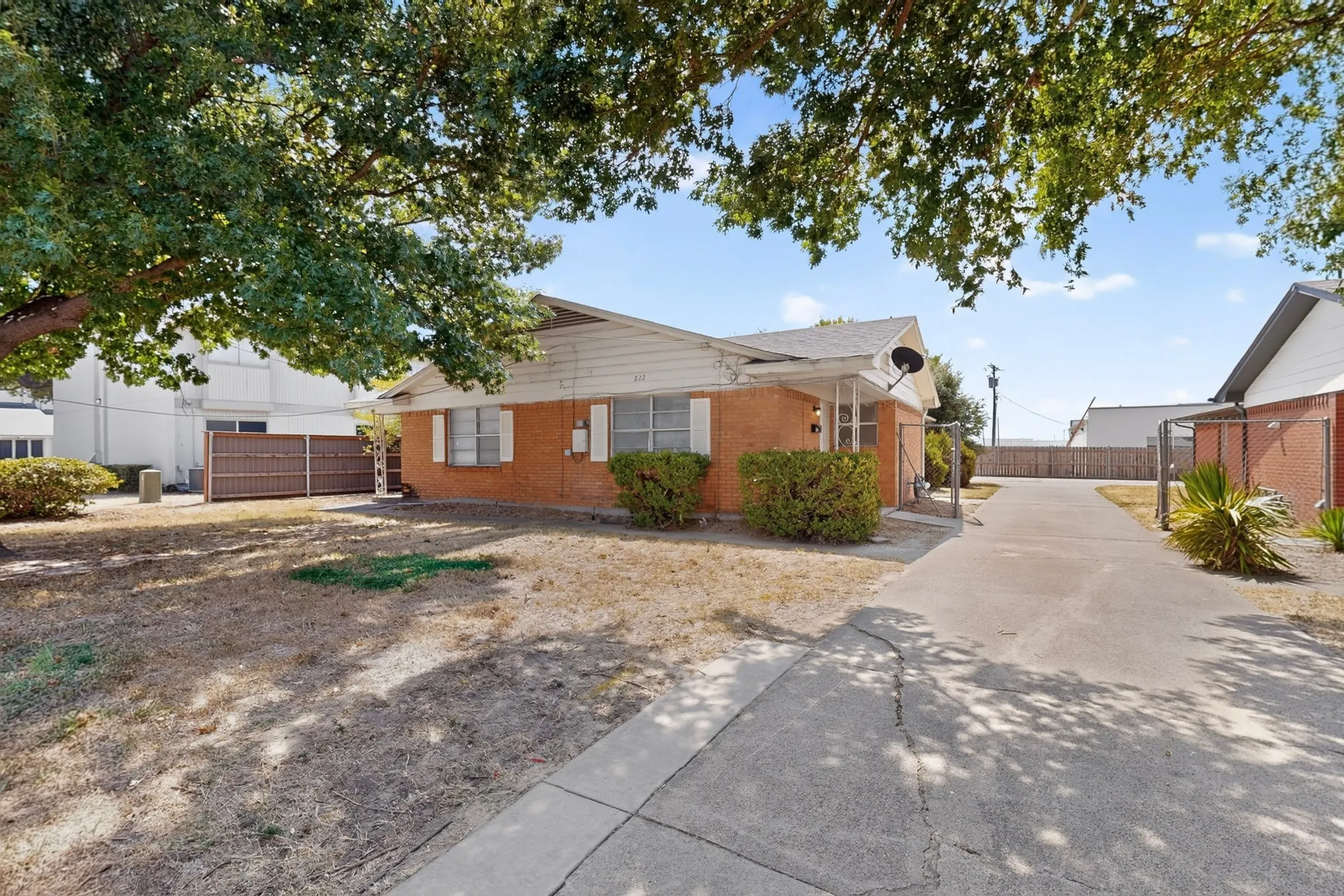 Duplex For Rent in Dallas County , 222 W Union Bower Road, Irving, Texas 75061, 2 Bedroom, 1 Bathroom, Garage spaces, 964 Sqft, built in 1961, mls#21382088, Real Estate Agent in Irving, Homes For Rent in Dallas county, Homes For Rent in Irving, Realtor in Irving Texas, Real Estate Brokerage Independent Realty Texas, Luminita Cordes Realtor