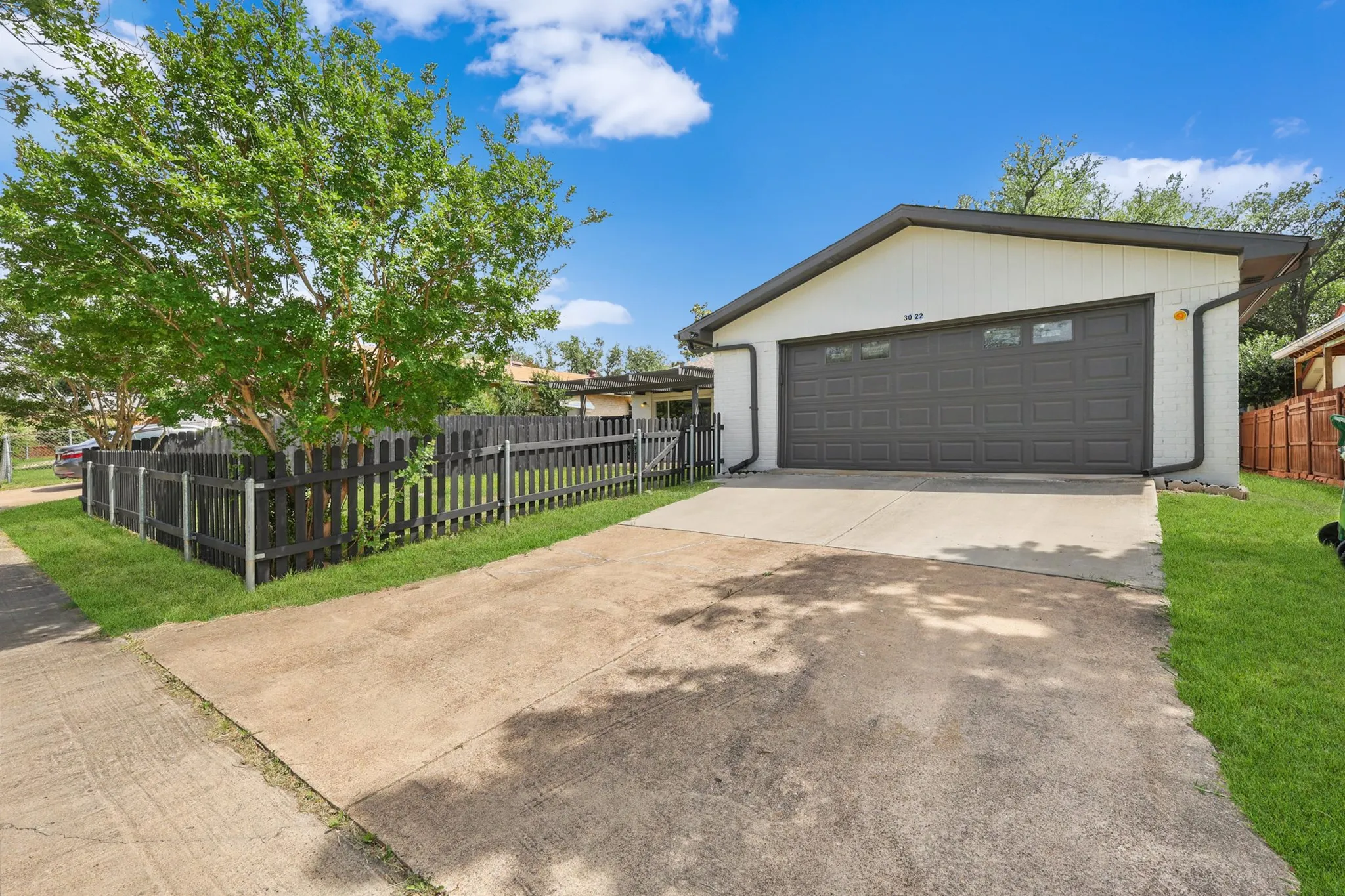 Single Family Residence For Rent in Denton County , 3022 Ravine Trail, Carrollton, Texas 75007, 3 Bedroom, 2 Bathroom, 2 Garage spaces, 1,770 Sqft, built in 1972, mls#21382218, Real Estate Agent in Carrollton, Homes For Rent in Denton county, Homes For Rent in Carrollton, Realtor in Carrollton Texas, Real Estate Brokerage Independent Realty Texas, Luminita Cordes Realtor
