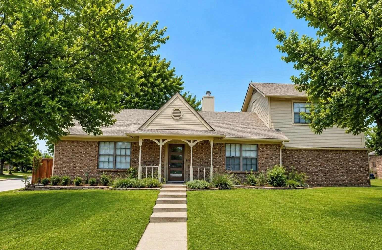Single Family Residence For Rent in Denton County , 2037 Oakbluff Circle, Carrollton, Texas 75007, 3 Bedroom, 3 Bathroom, 2 Garage spaces, 1,785 Sqft, built in 1983, mls#21382213, Real Estate Agent in Carrollton, Homes For Rent in Denton county, Homes For Rent in Carrollton, Realtor in Carrollton Texas, Real Estate Brokerage Independent Realty Texas, Luminita Cordes Realtor