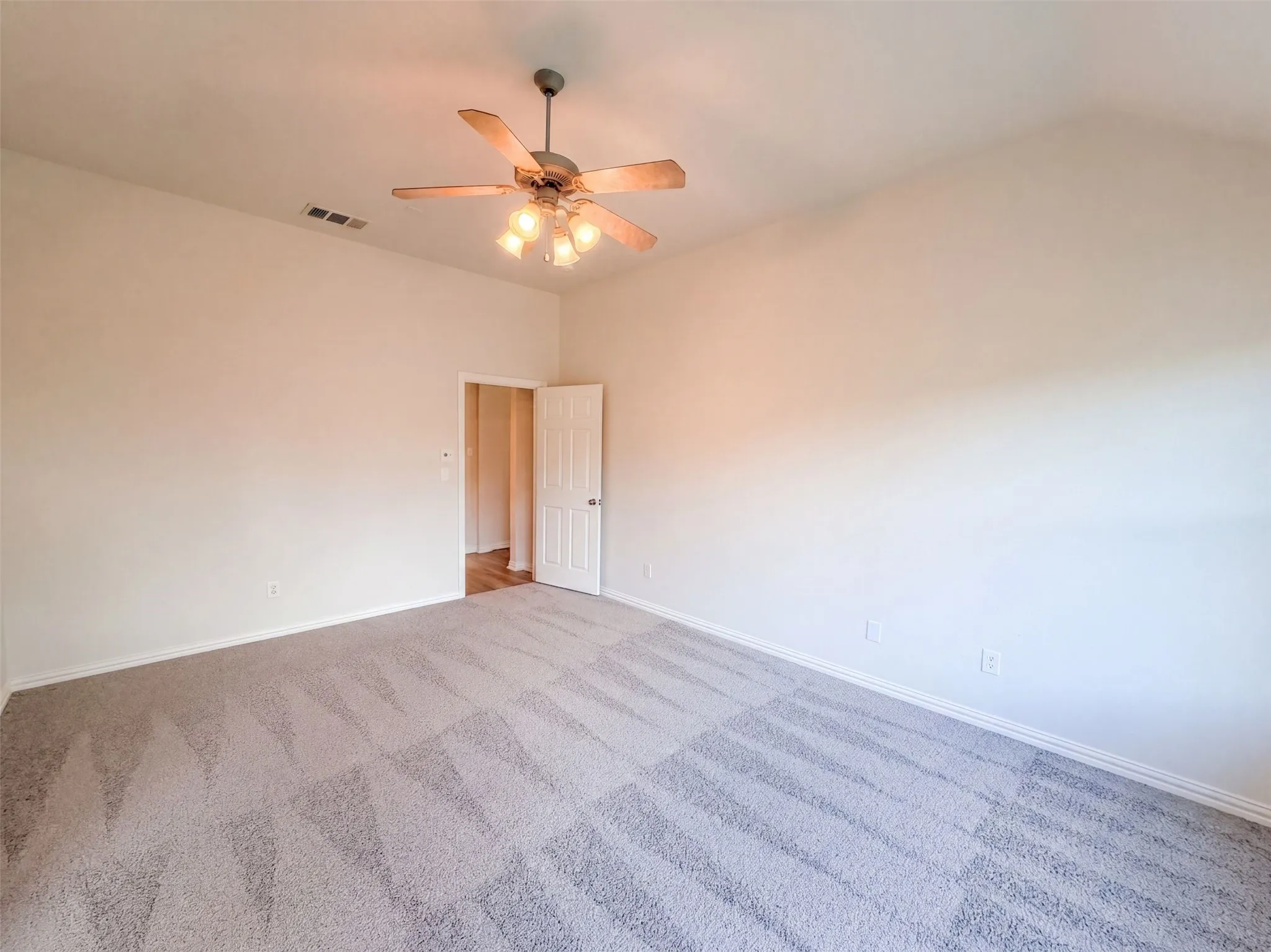 Single Family Residence For Sale in Kaufman County , 1009 Spinnaker Drive, Forney, Texas 75126, 3 Bedroom, 2 Bathroom, 2 Garage spaces, 2,243 Sqft, built in 2004, mls#21382221, Real Estate Agent in Forney, Homes For Sale in Kaufman county, Homes For Sale in Forney, Realtor in Forney Texas, Real Estate Brokerage Independent Realty Texas, Luminita Cordes Realtor